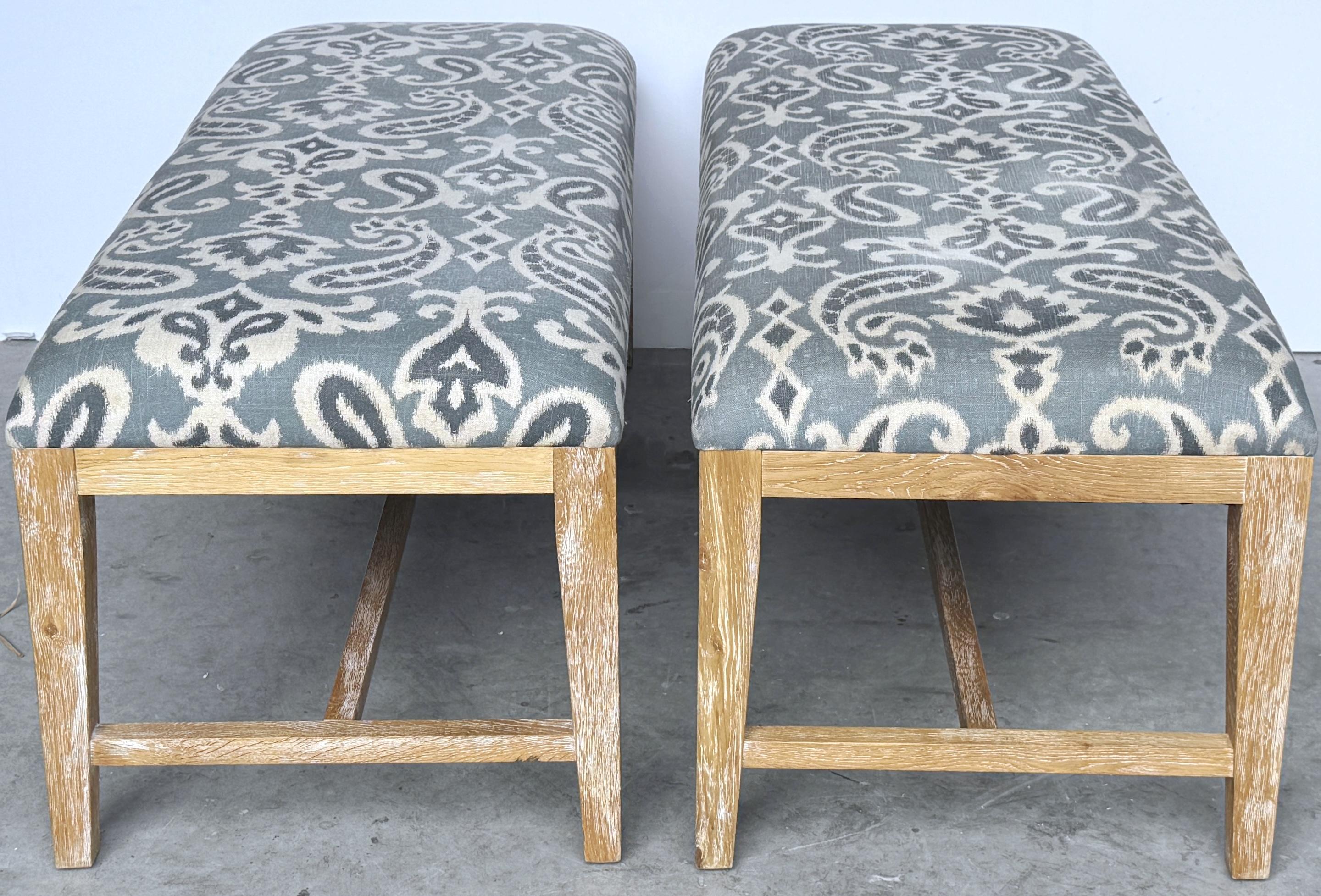Tappezzeria Coppia moderna Beached Wood,  Panche in stile batik con fiori e volute in bianco e blu in vendita