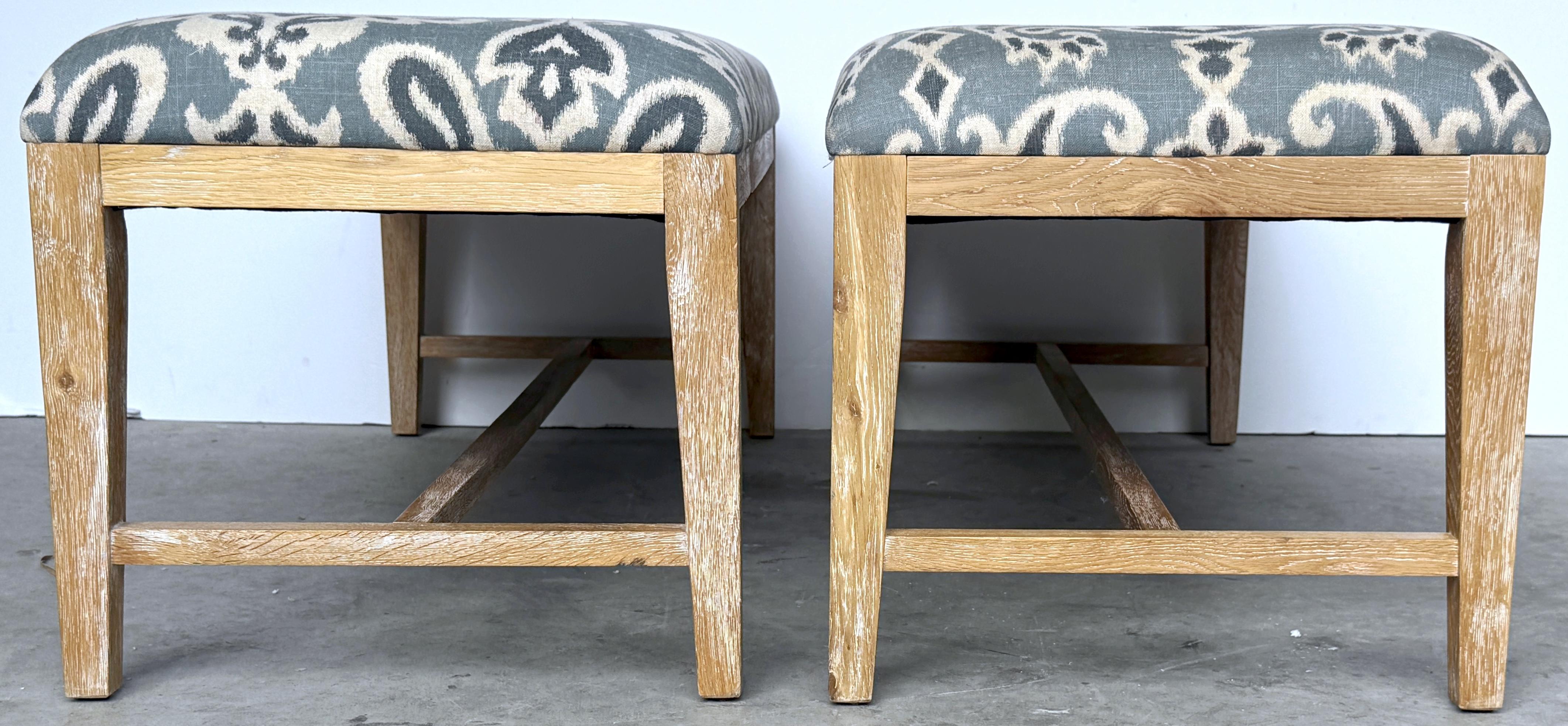 Coppia moderna Beached Wood,  Panche in stile batik con fiori e volute in bianco e blu in vendita 1
