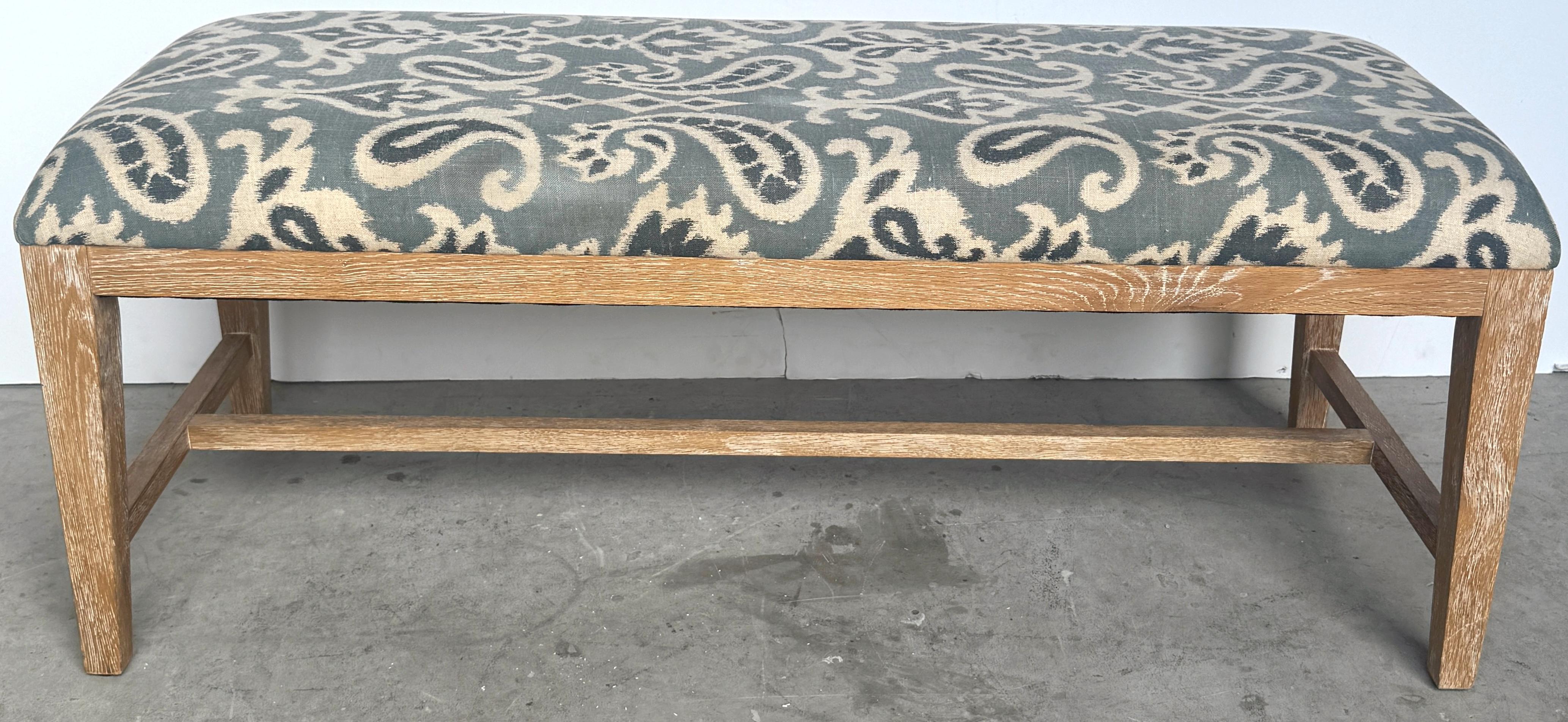 Coppia moderna Beached Wood,  Panche in stile batik con fiori e volute in bianco e blu in vendita 2