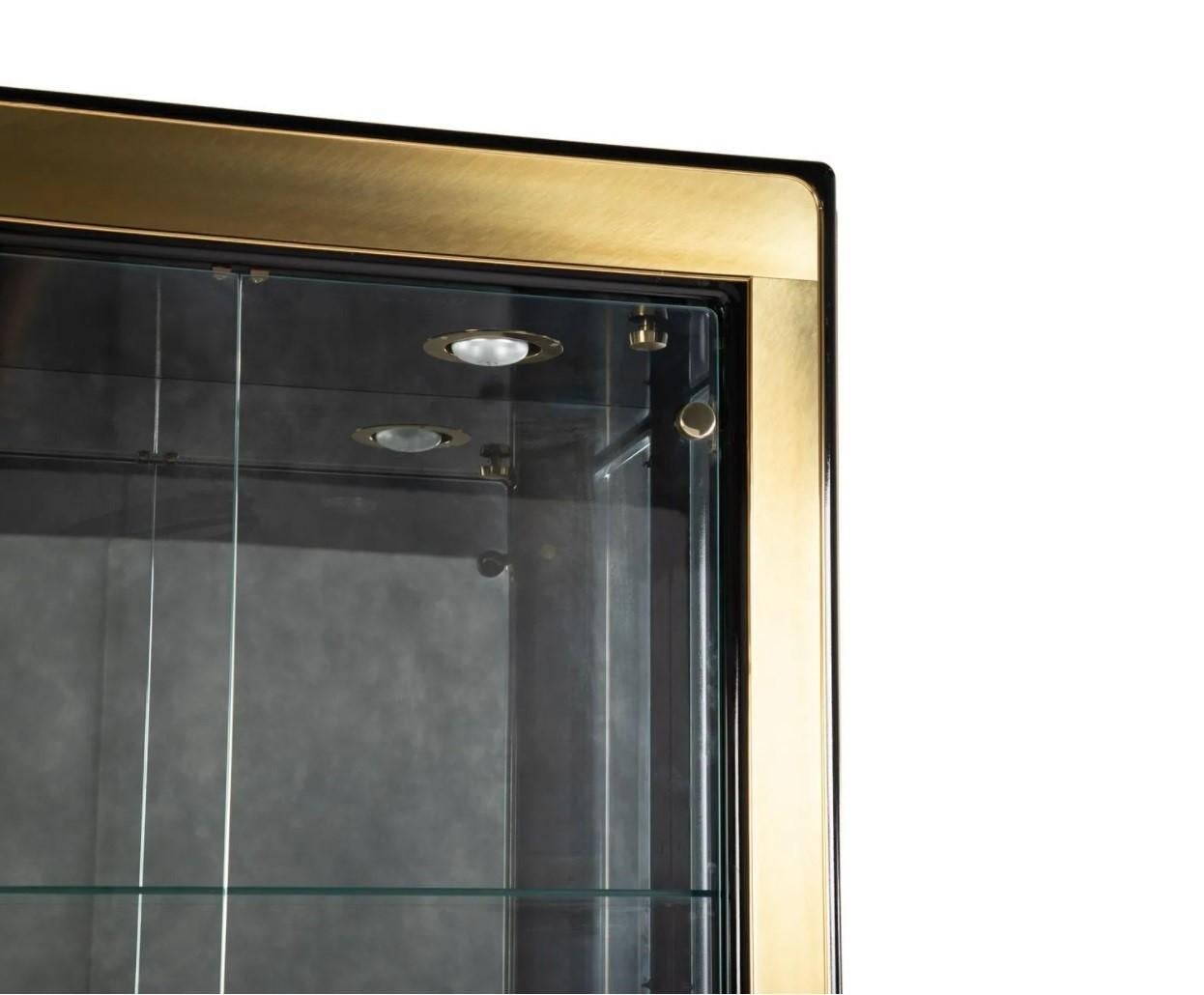 Americano Coppia di vetrine moderne laccate in nero e ottone di Mastercraft in vendita