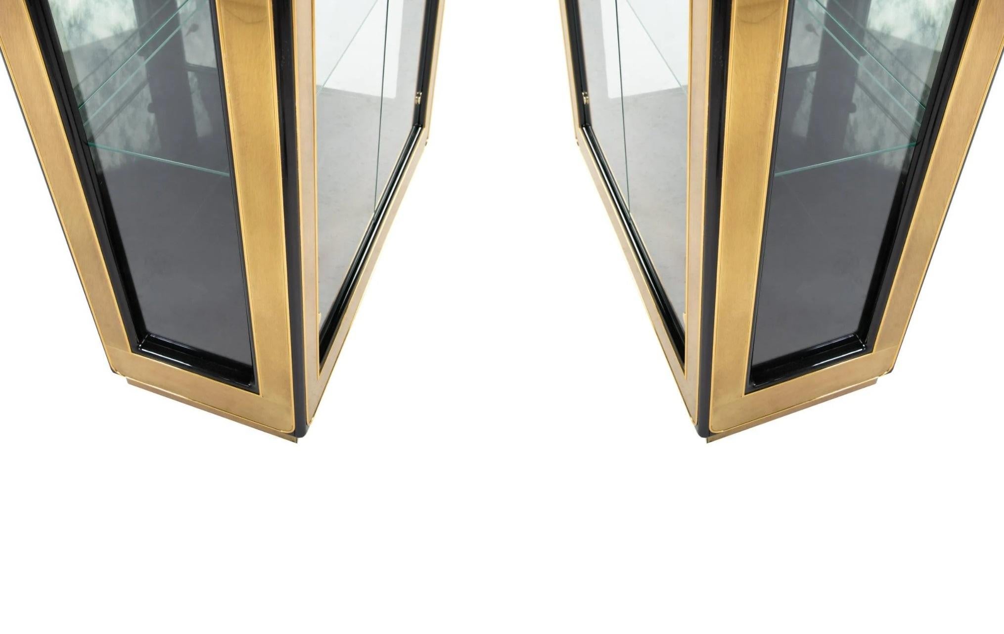 Ottone Coppia di vetrine moderne laccate in nero e ottone di Mastercraft in vendita