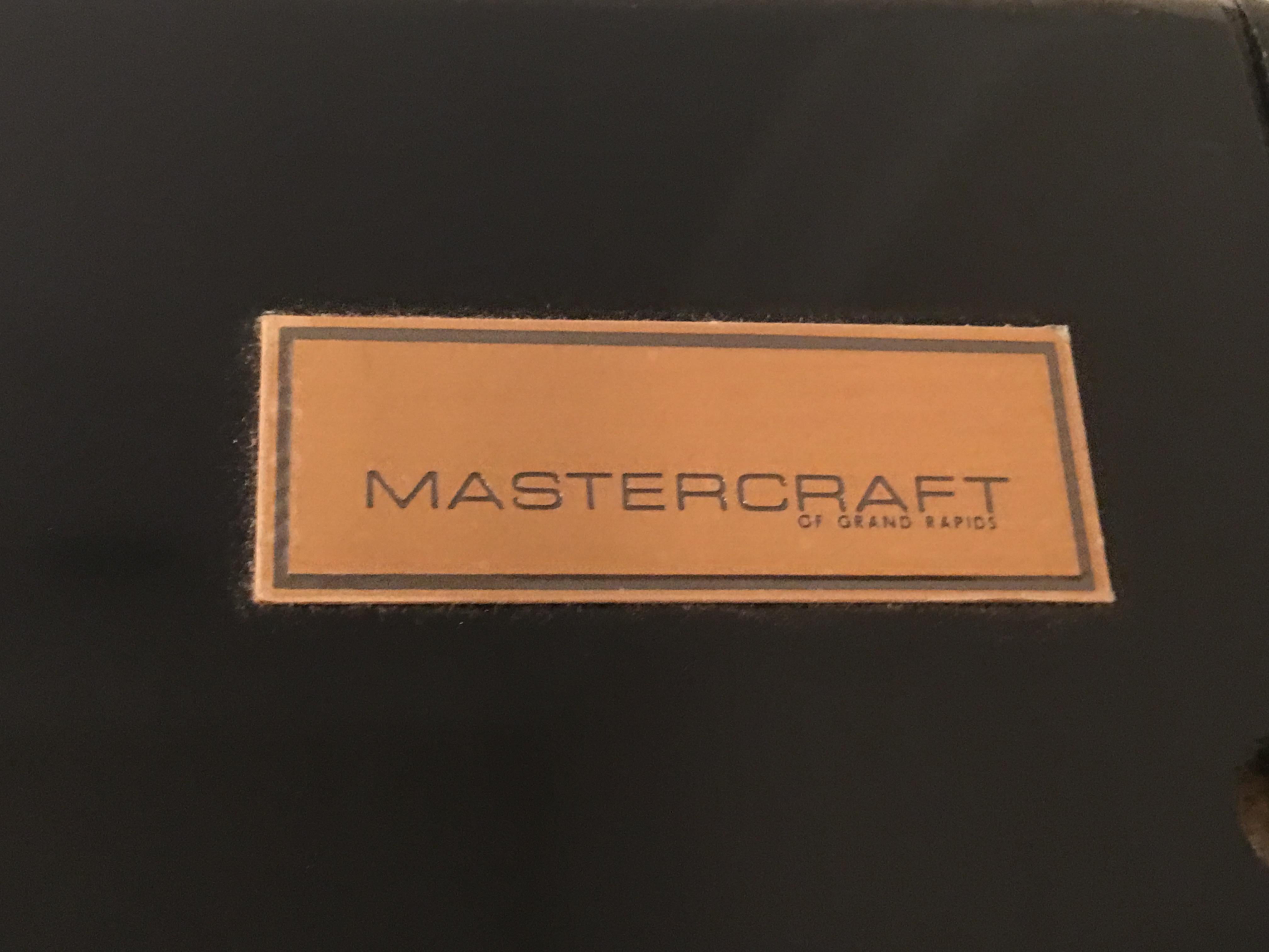 Coppia di vetrine moderne laccate in nero e ottone di Mastercraft in vendita 1