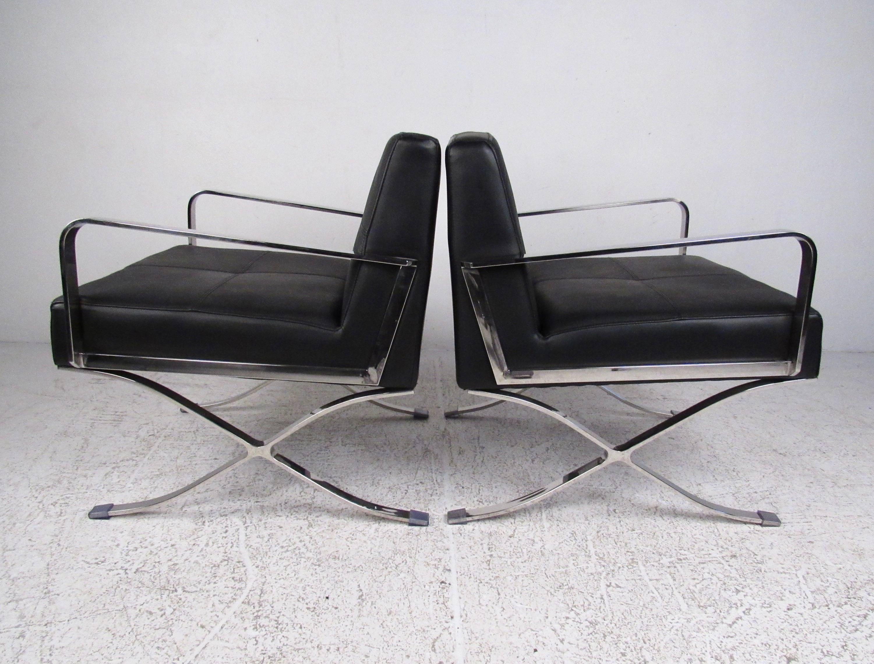 Mid-Century Modern Pair of Modern Club Chairs with X Frame Base For Sale