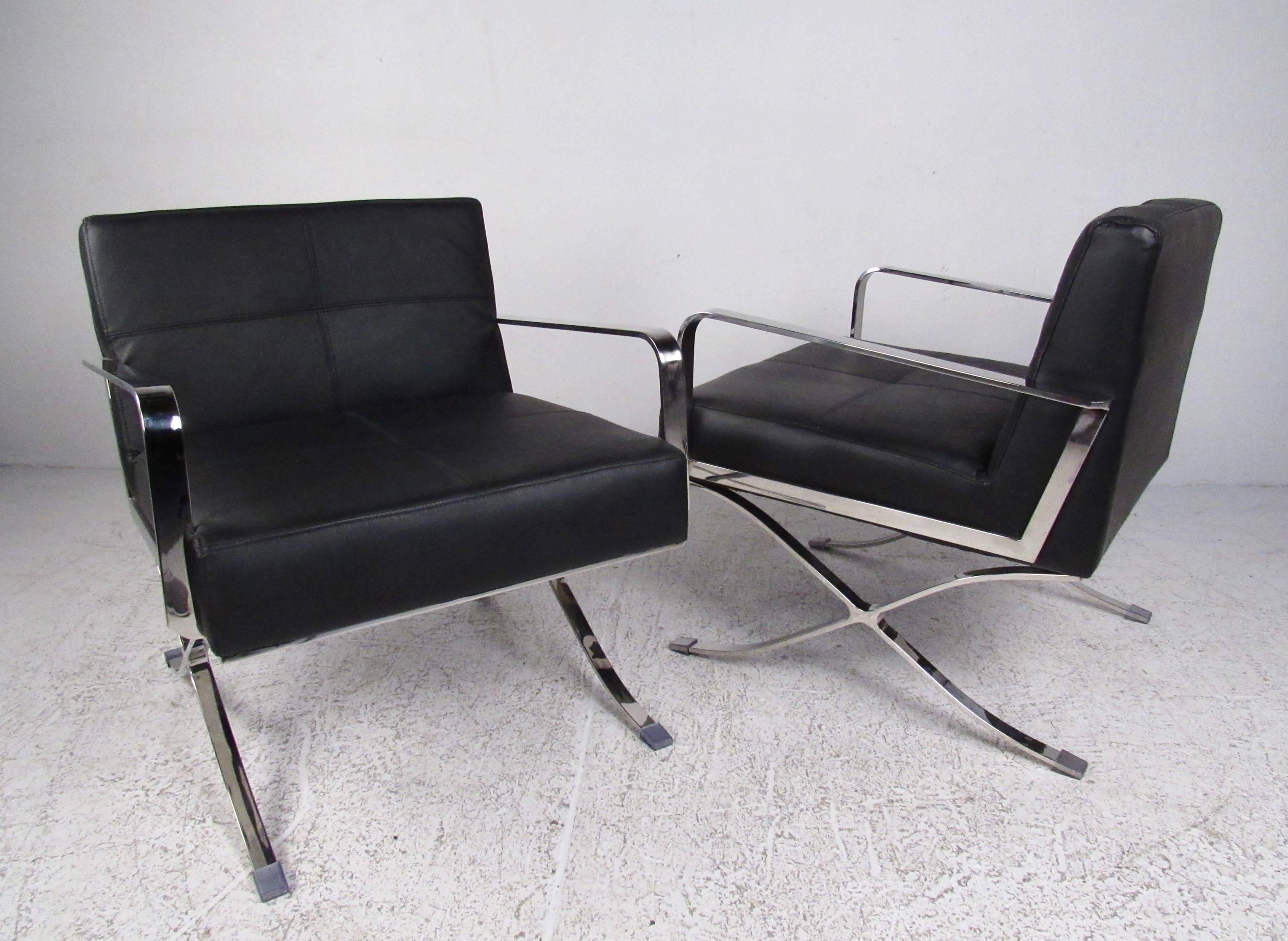 Pair of Modern Club Chairs with X Frame Base In Good Condition For Sale In Brooklyn, NY