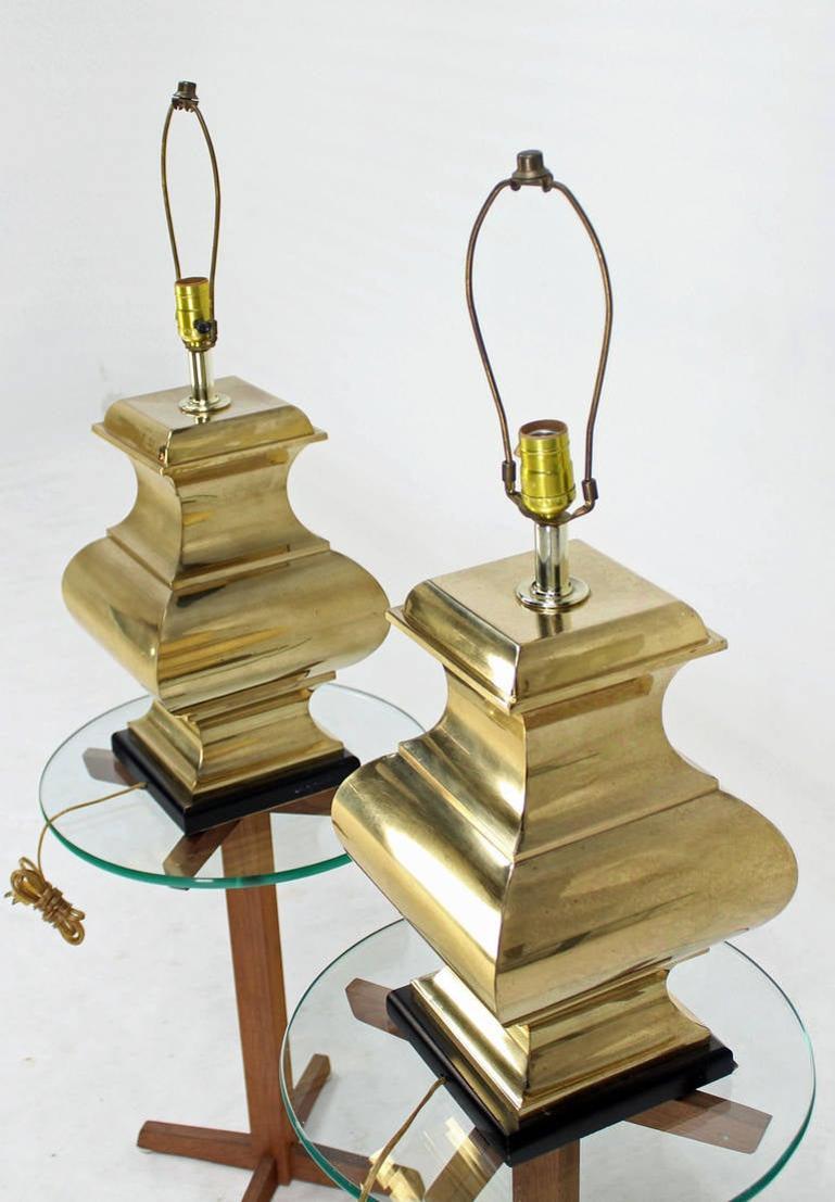 Paar moderne figurale skulpturale Profil quadratische Basis poliertem Messing Tischlampen (Moderne der Mitte des Jahrhunderts) im Angebot