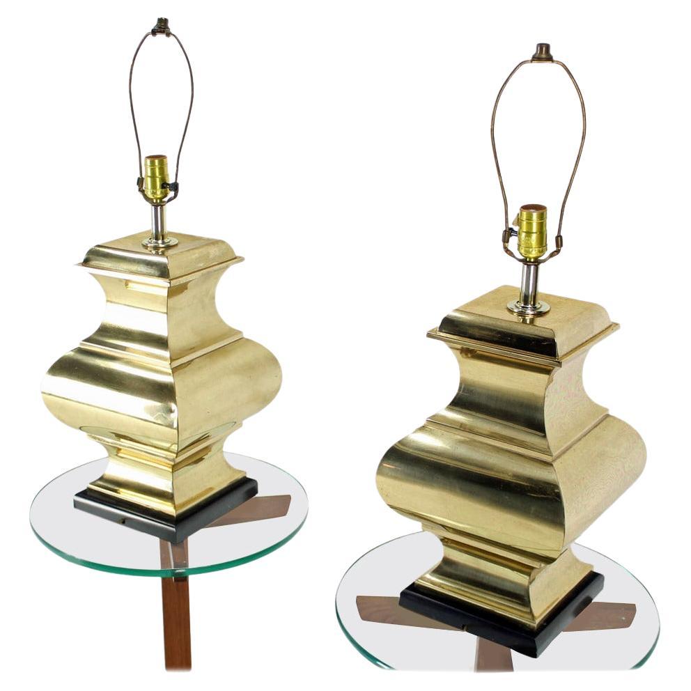 Paire de lampes de bureau modernes à profil sculptural et base carrée en laiton poli