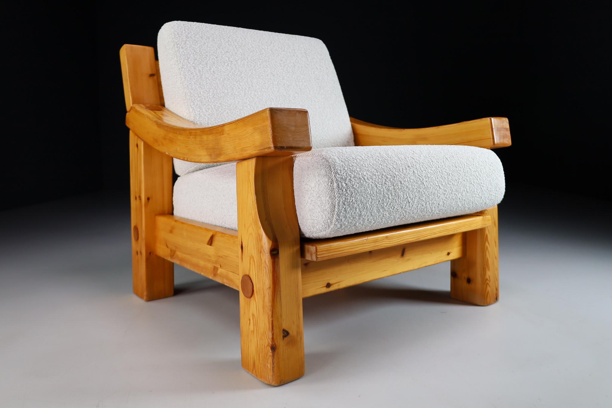 Pair Modern French Lounge Chairs in Solid Pine and Bouclé Wool Cushions 1970s 5