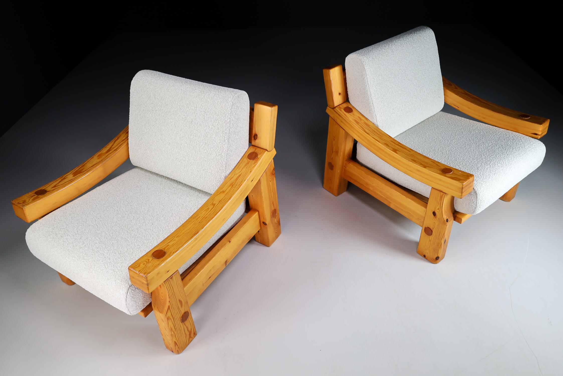 Pair Modern French Lounge Chairs in Solid Pine and Bouclé Wool Cushions 1970s In Good Condition In Almelo, NL