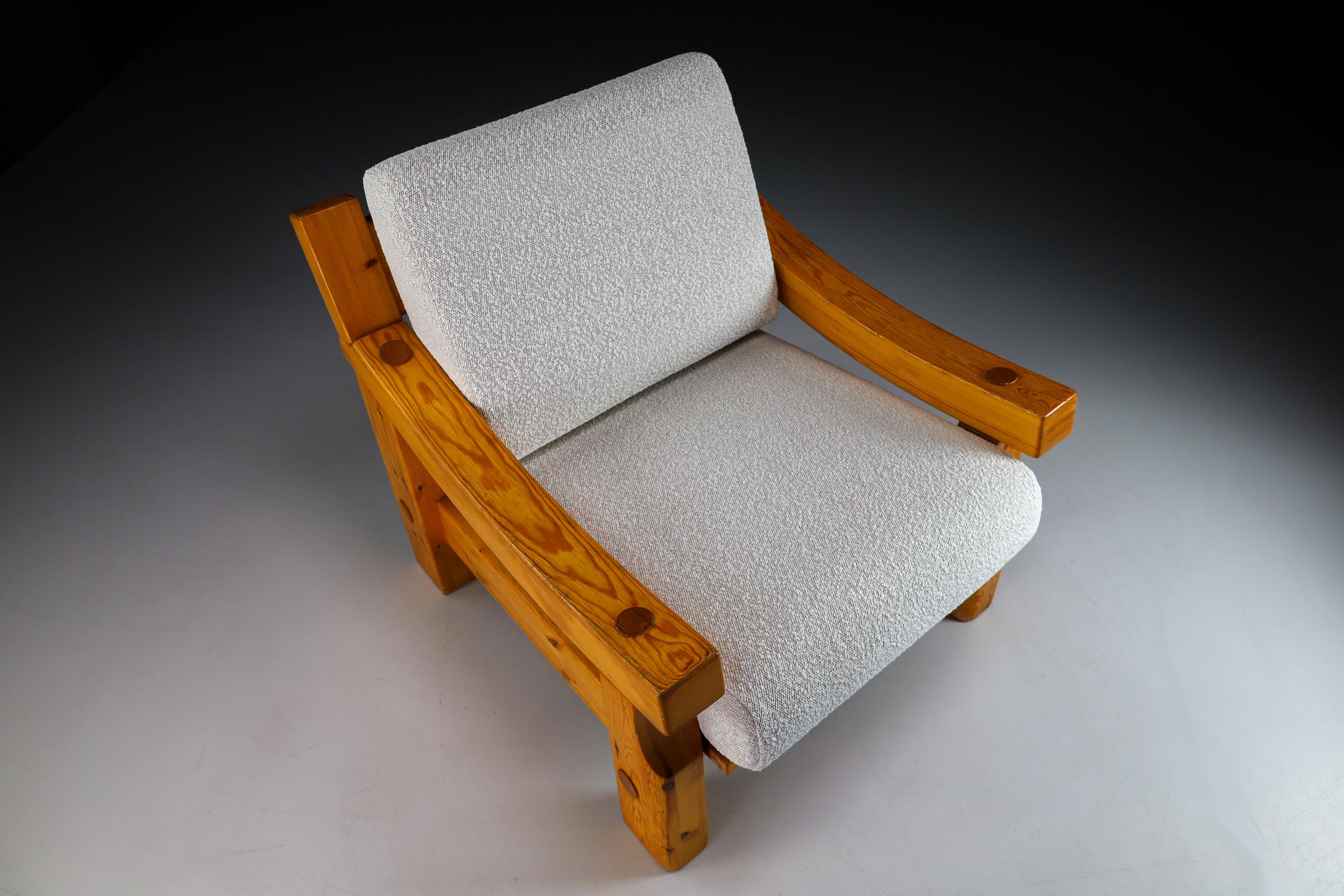 20th Century Pair Modern French Lounge Chairs in Solid Pine and Bouclé Wool Cushions 1970s