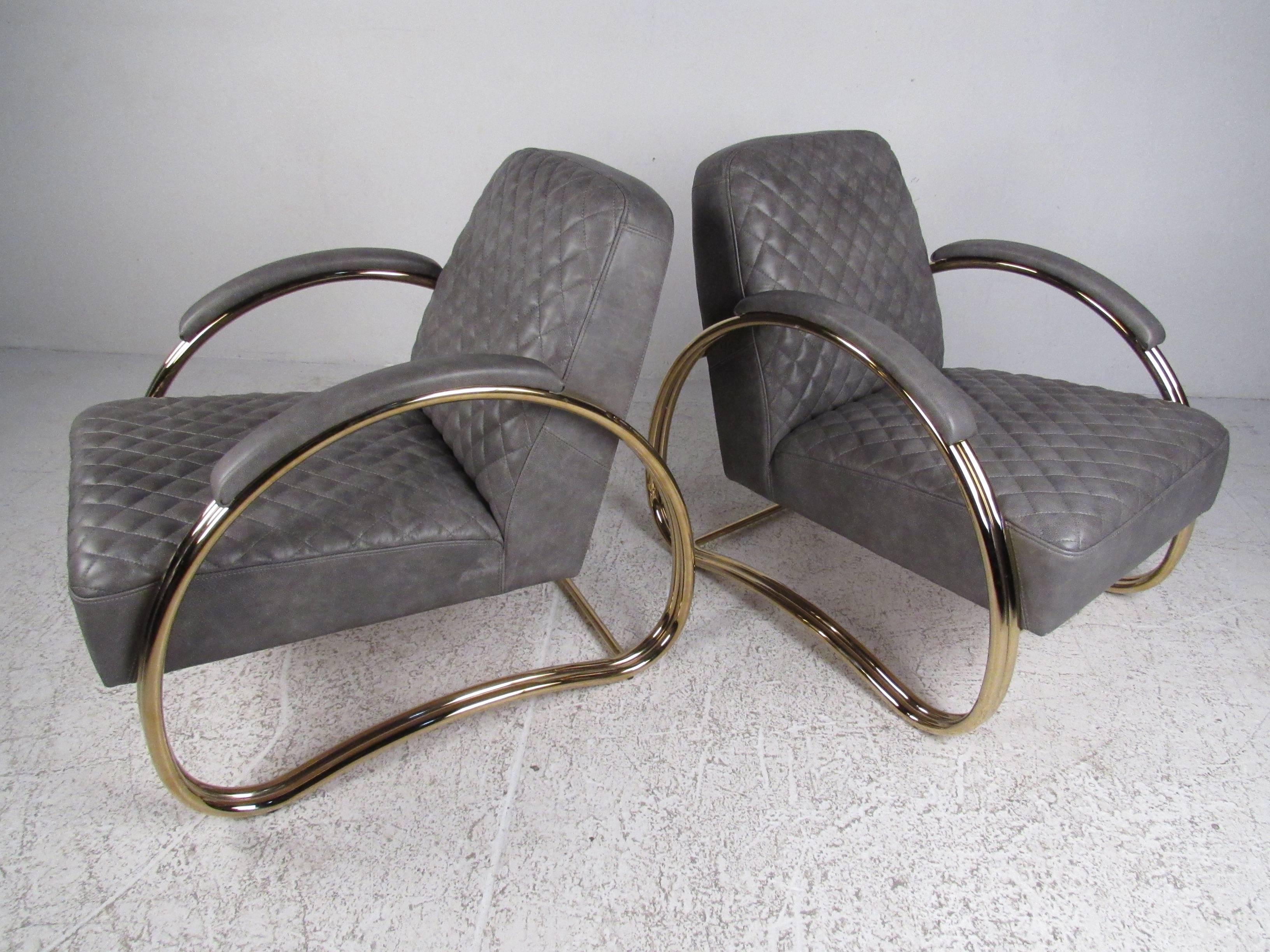 Mid-Century Modern Pair of Modern Leather Lounge Chairs For Sale