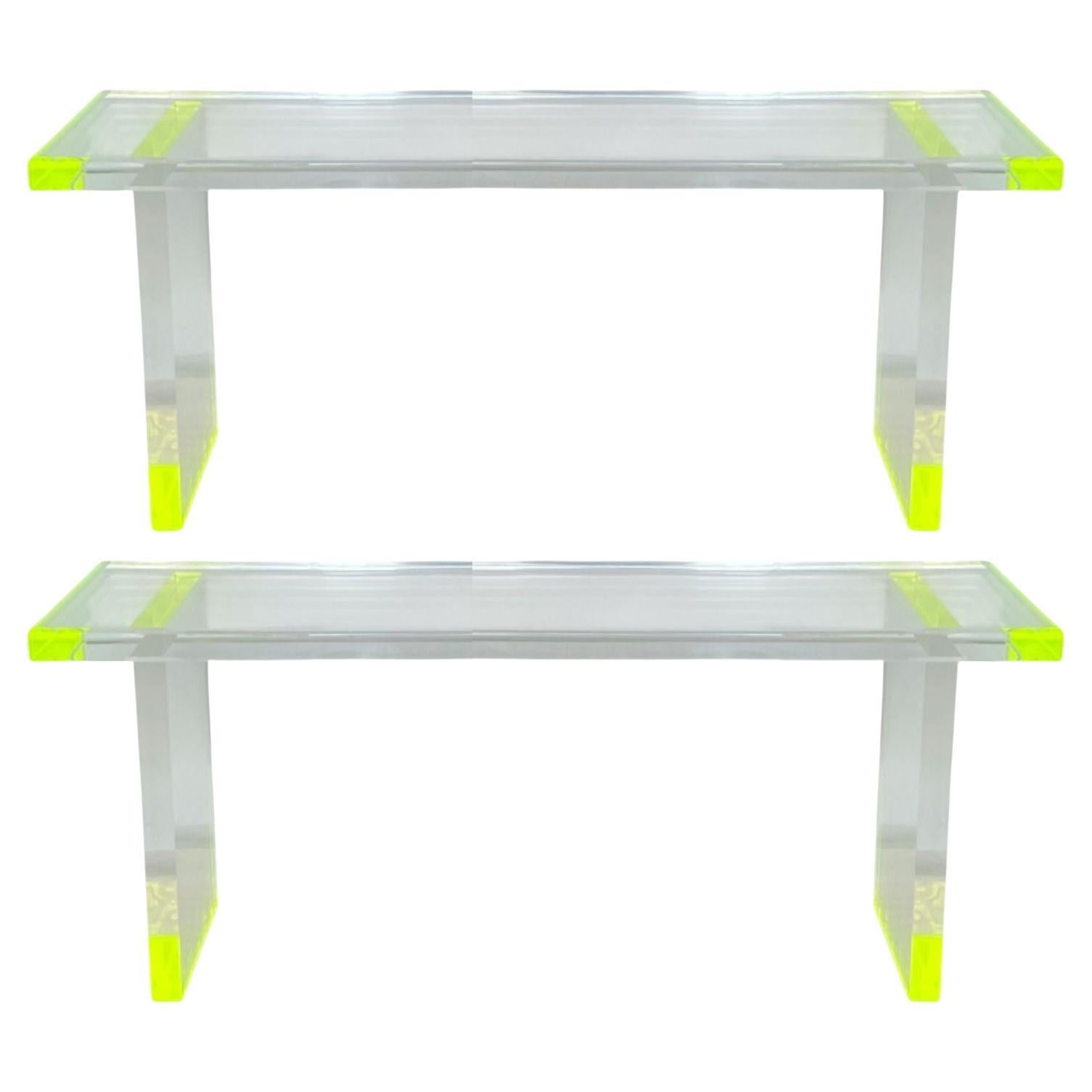 Coppia di panche moderne in lucite di Pegaso Gallery Design, dettagli verde fluorescente.