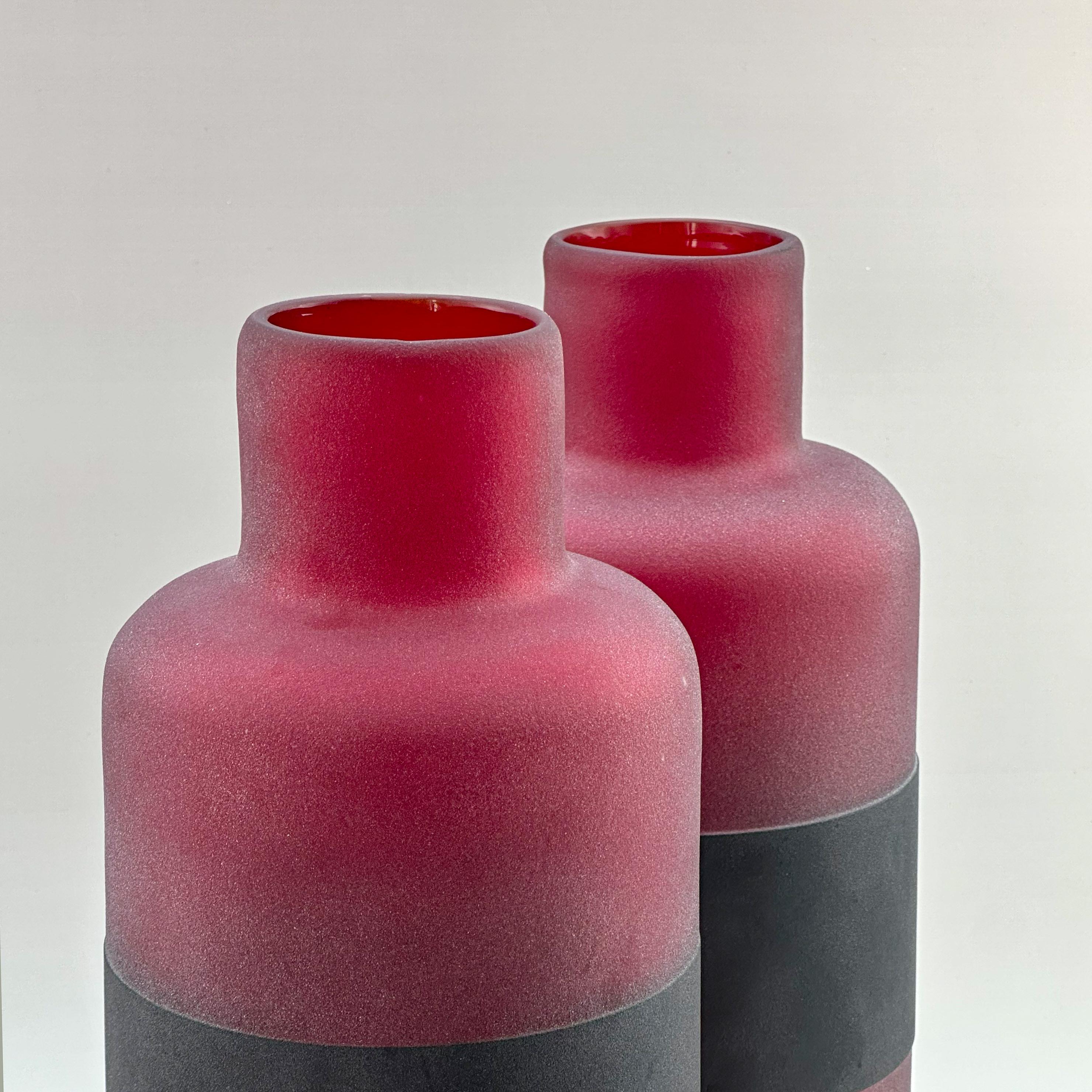 Paire de bouteilles modernes en verre rouge de Murano, attribuées à Cenedese, Italie, 1990 Bon état - En vente à Glasgow, GB