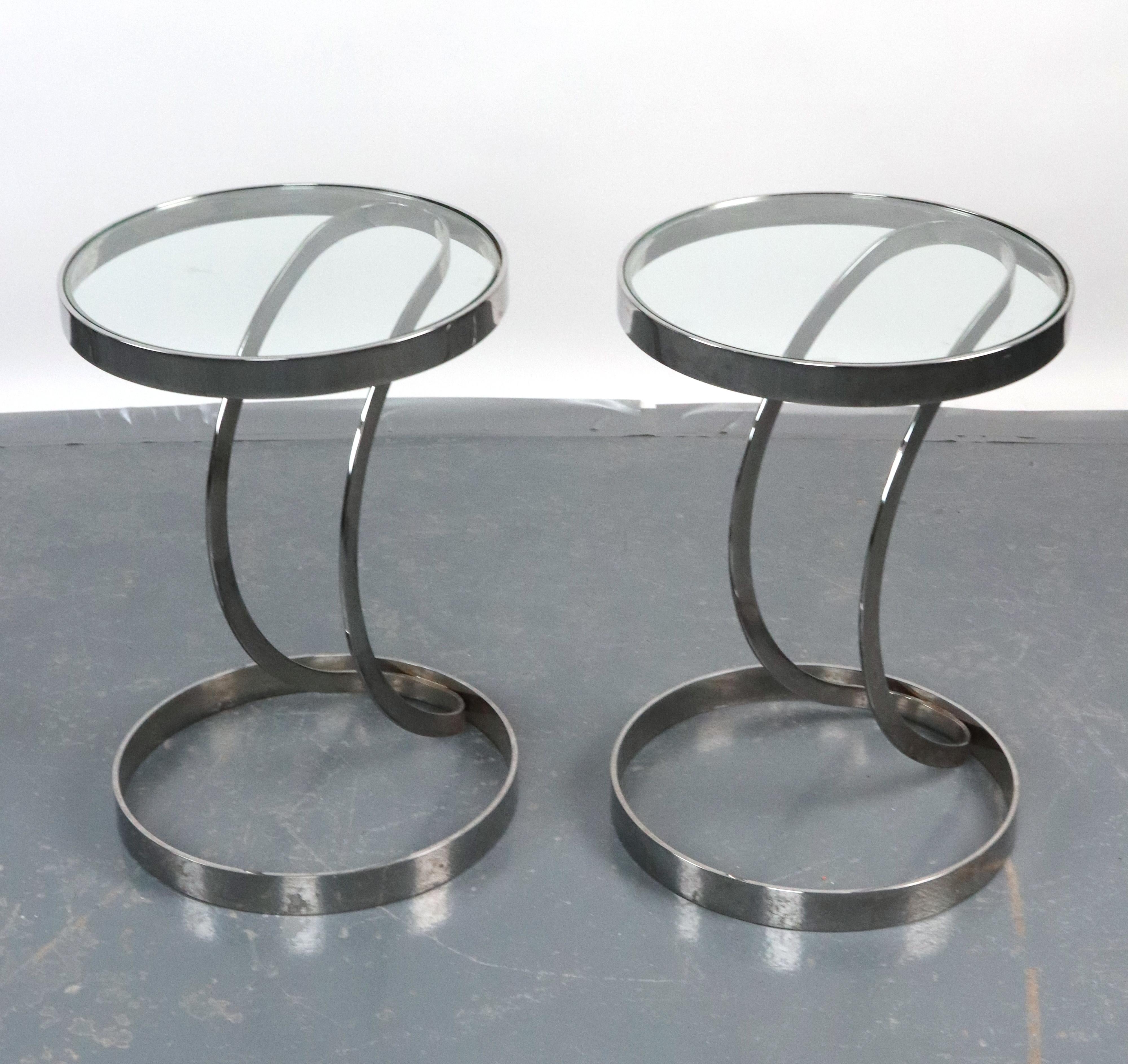 Moderne runde Glas-Chrom-Akzenttische, Paar im Zustand „Gut“ im Angebot in New York, NY