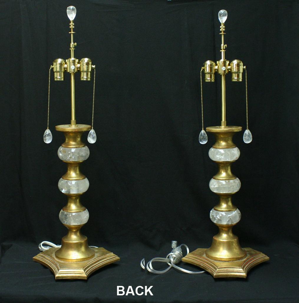Pareja de Lámparas de Mesa de Cristal de Roca y Madera Dorada de Estilo Moderno Estadounidense en venta