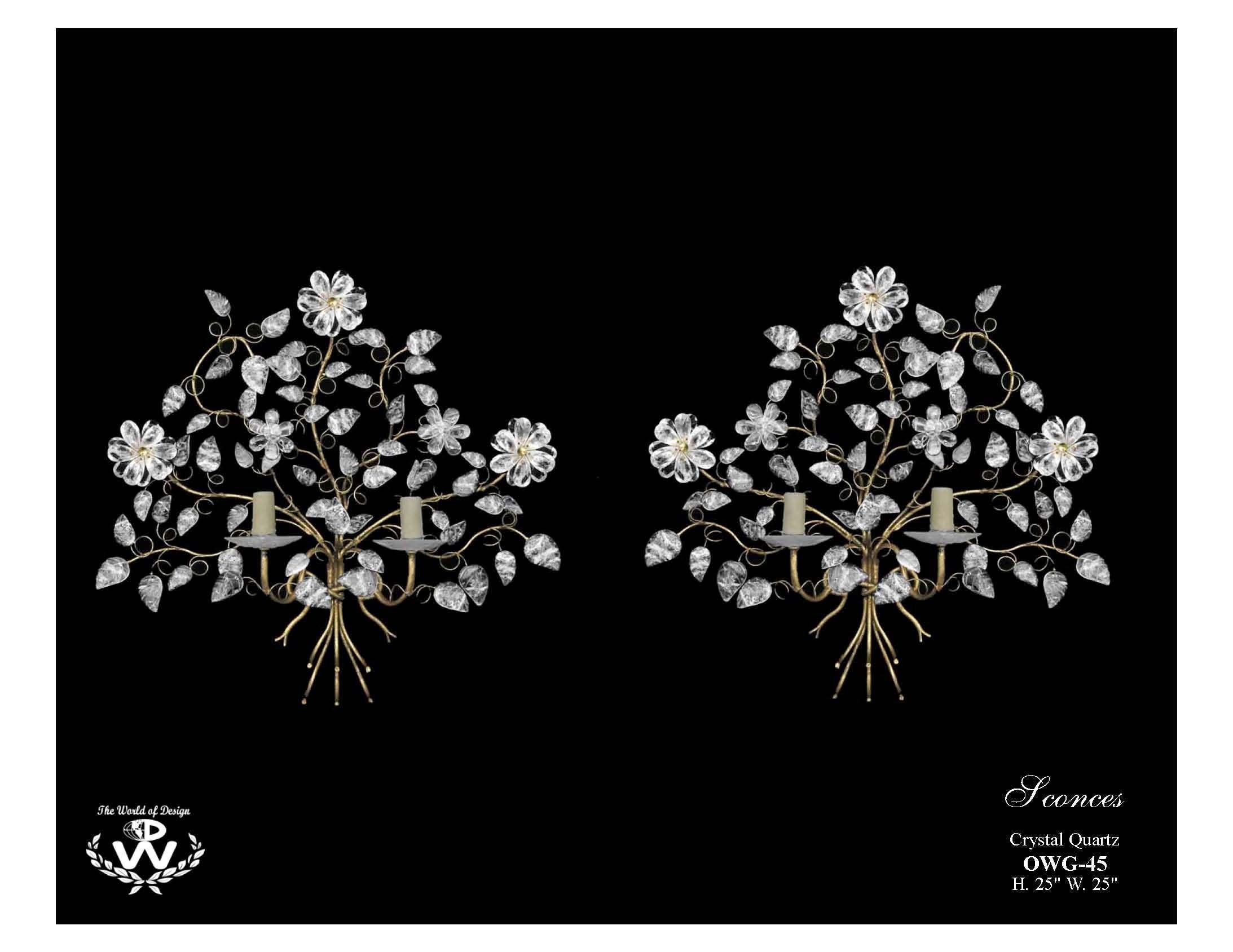 Wunderschönes gegensätzliches Paar handgeschnitzter und handpolierter floraler Bergkristall-Wandleuchter mit zwei Lichtern.
21. Jahrhundert.
Jede exquisite Leuchte hat in der Mitte eine runde Wandhalterung, die zwei geschwungene Arme aufweist, die
