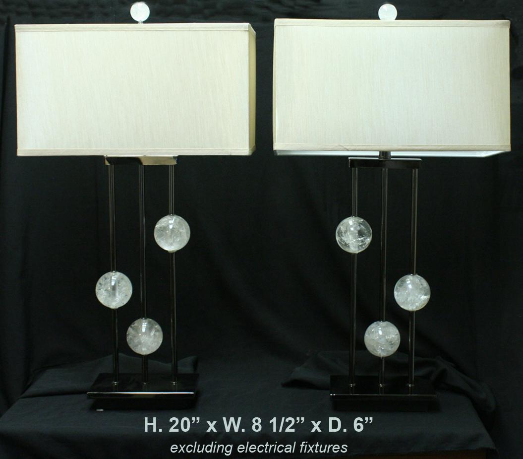 Gegenüberliegendes Paar moderner, handgeschnitzter und handpolierter Lampen aus Bergkristall und verchromtem Metall mit rechteckigen Schirmen.