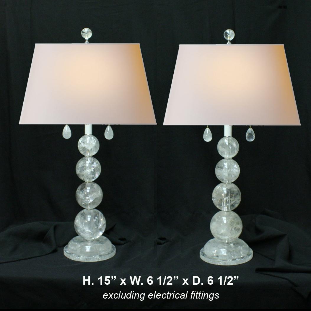 Zwei handgeschnitzte und handpolierte glatte Kugellampen aus Bergkristall im modernen Stil mit geschnitzten Bergkristallgriffen und Endstücken.

Die Lampenschirme sind nicht enthalten.