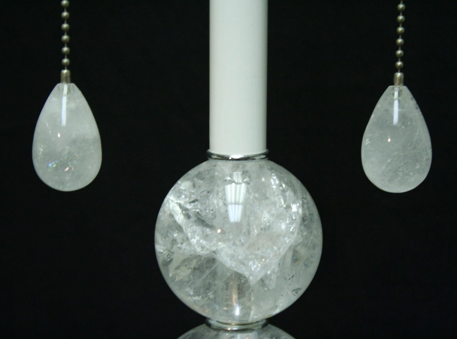 Paar moderne Bergkristall-Kugellampen (Moderne) im Angebot