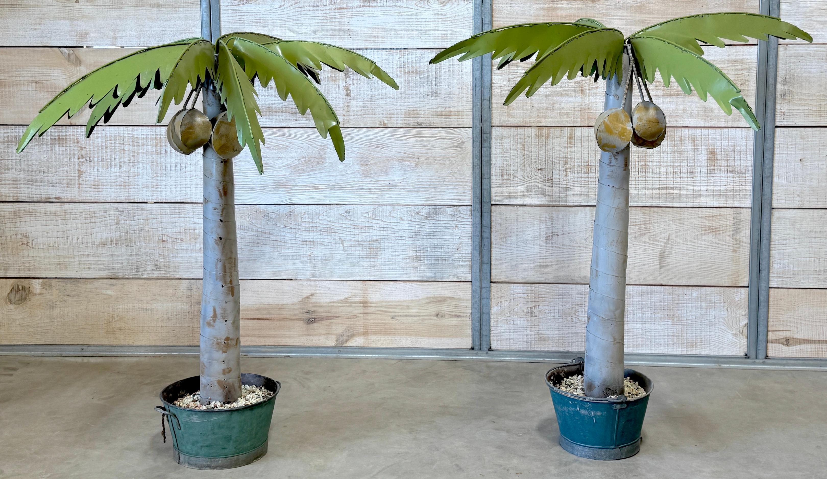 Pareja de esculturas modernas de palmeras en maceta policromadas en tole a tamaño natural 

Finales del siglo XX 

Este llamativo par de esculturas de palmeras tole de tamaño natural ofrece una asombrosa mezcla de artesanía moderna y encanto