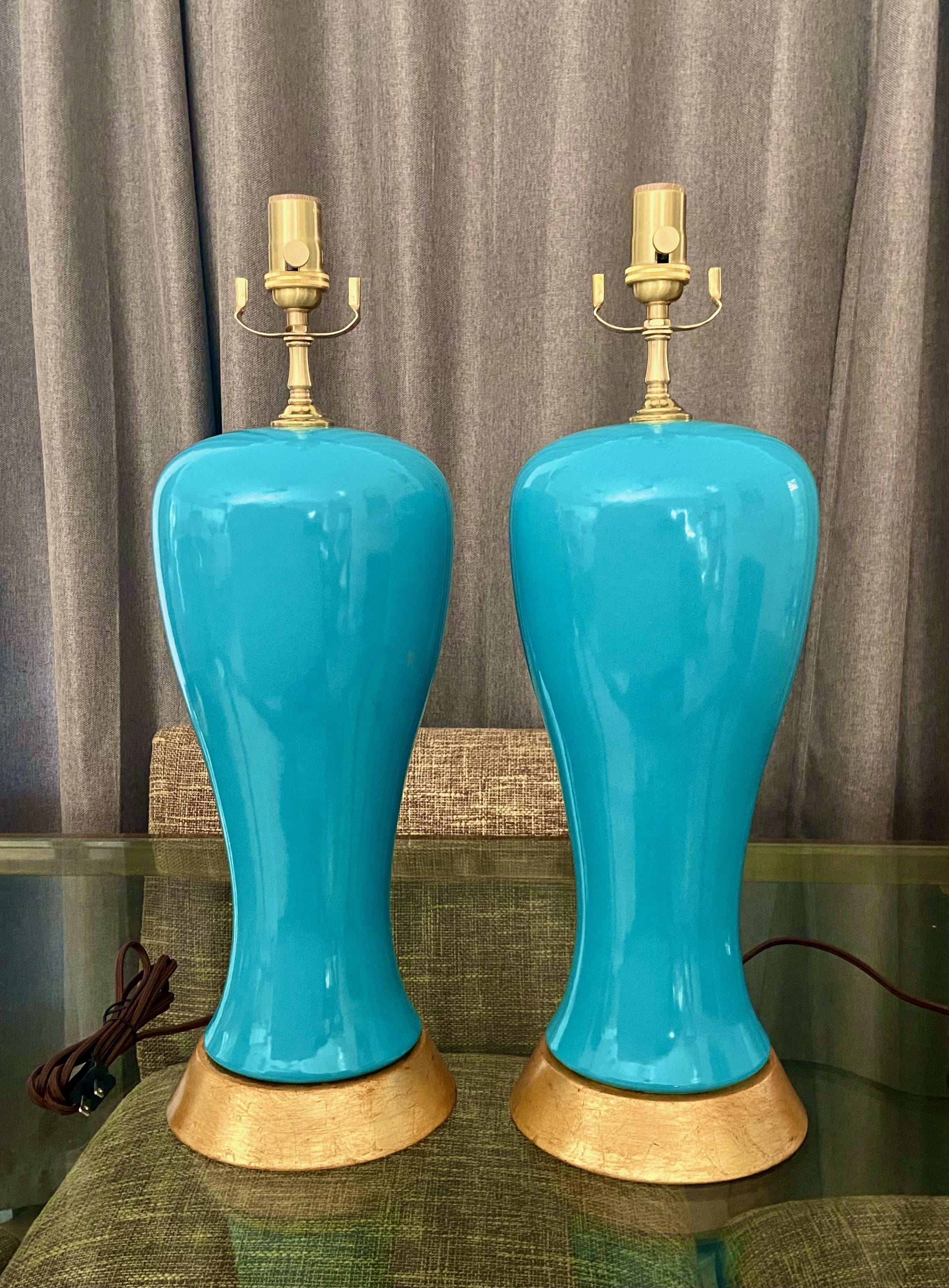 Américain Paire de lampes de bureau modernes en céramique bleu turquoise en vente