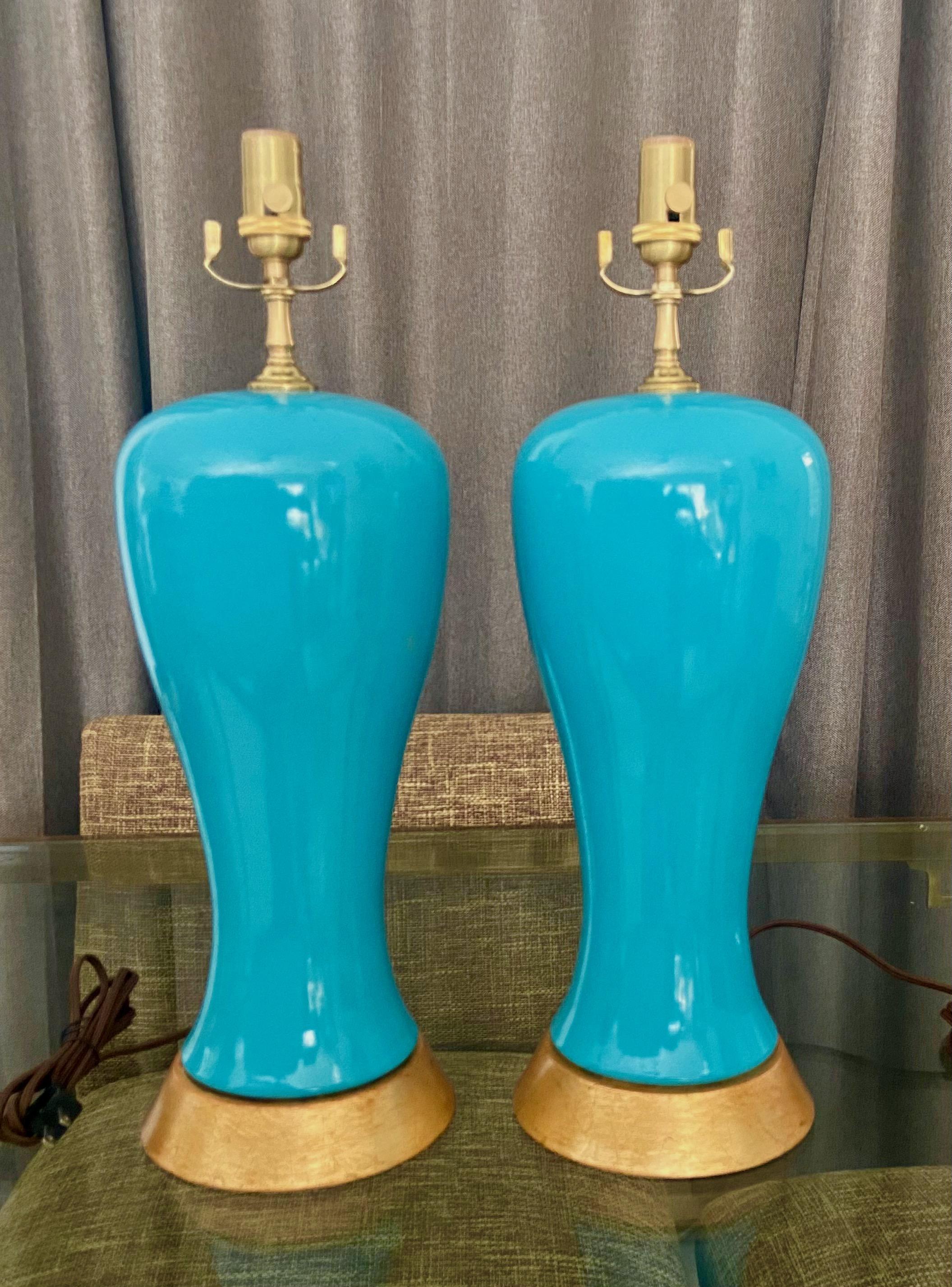 Laiton Paire de lampes de bureau modernes en céramique bleu turquoise en vente