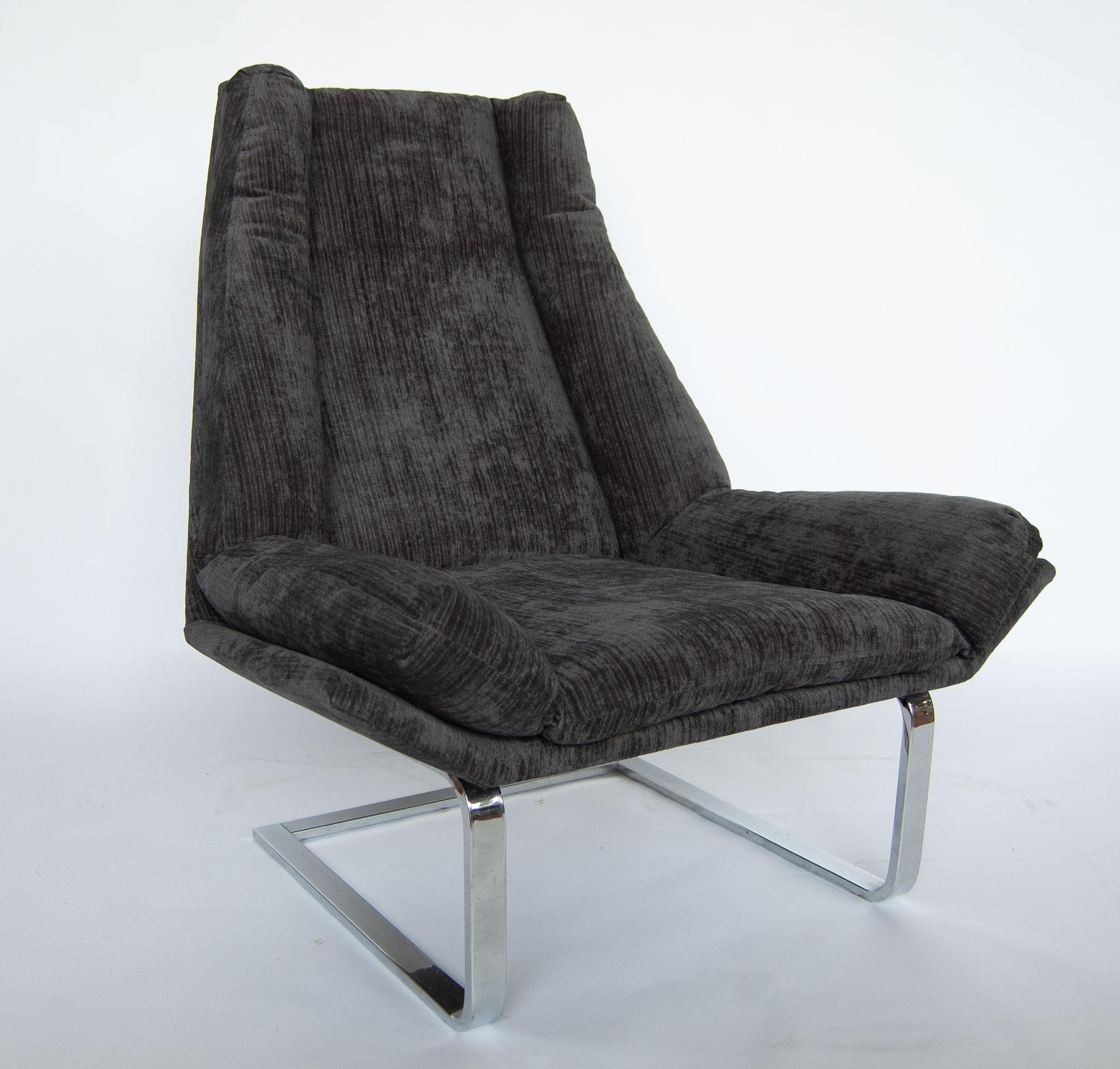 Moderne Paire de chaises cantilever modernes en chrome rembourrées par DIA en vente