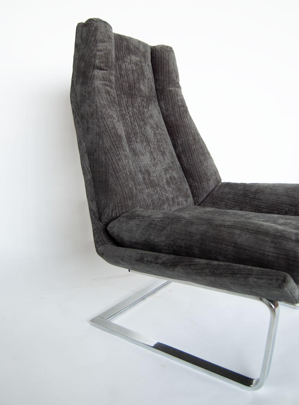 20ième siècle Paire de chaises cantilever modernes en chrome rembourrées par DIA en vente