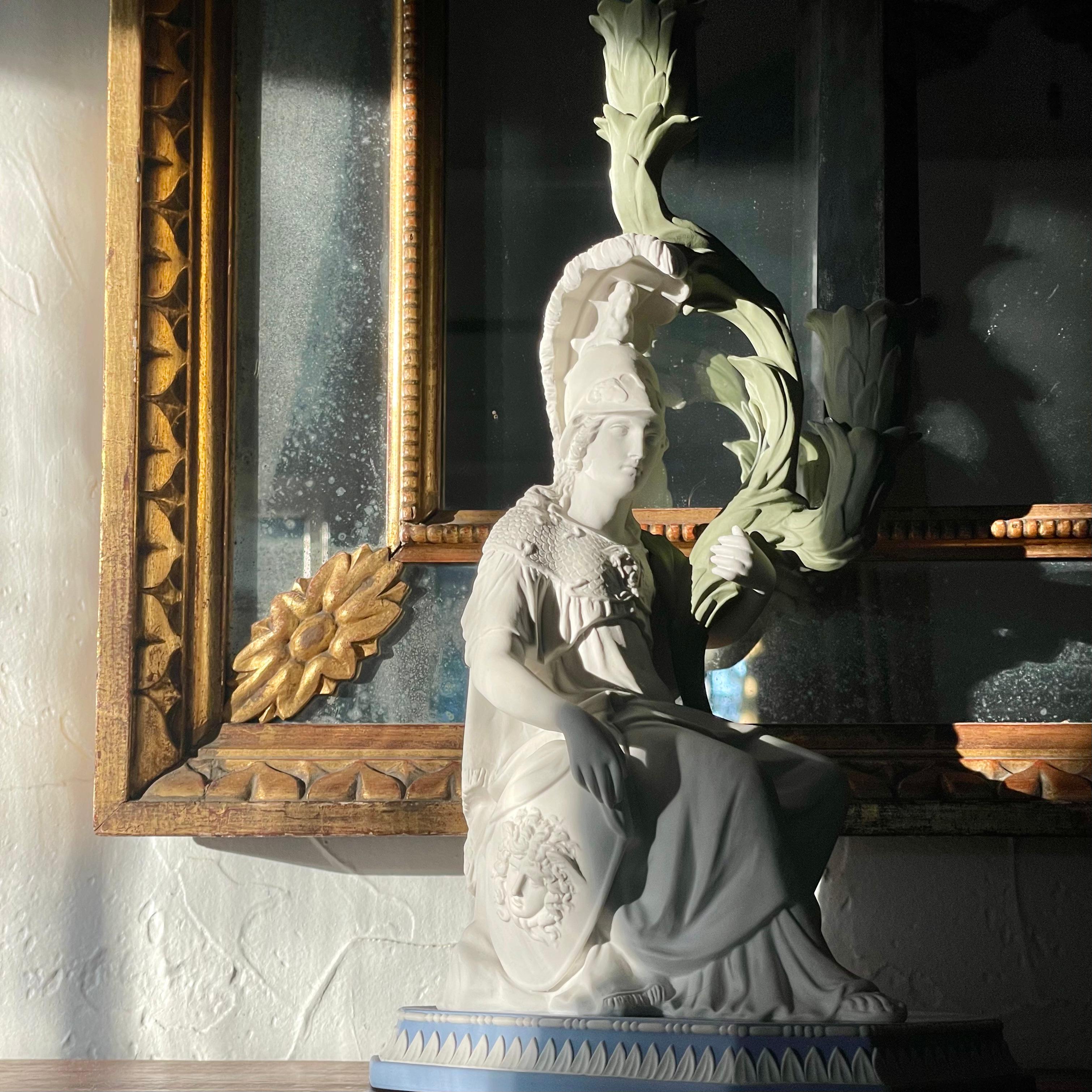 Néoclassique Paire de chandeliers modernes à deux branches en grès jaspé tricolore de Wedgwood en vente