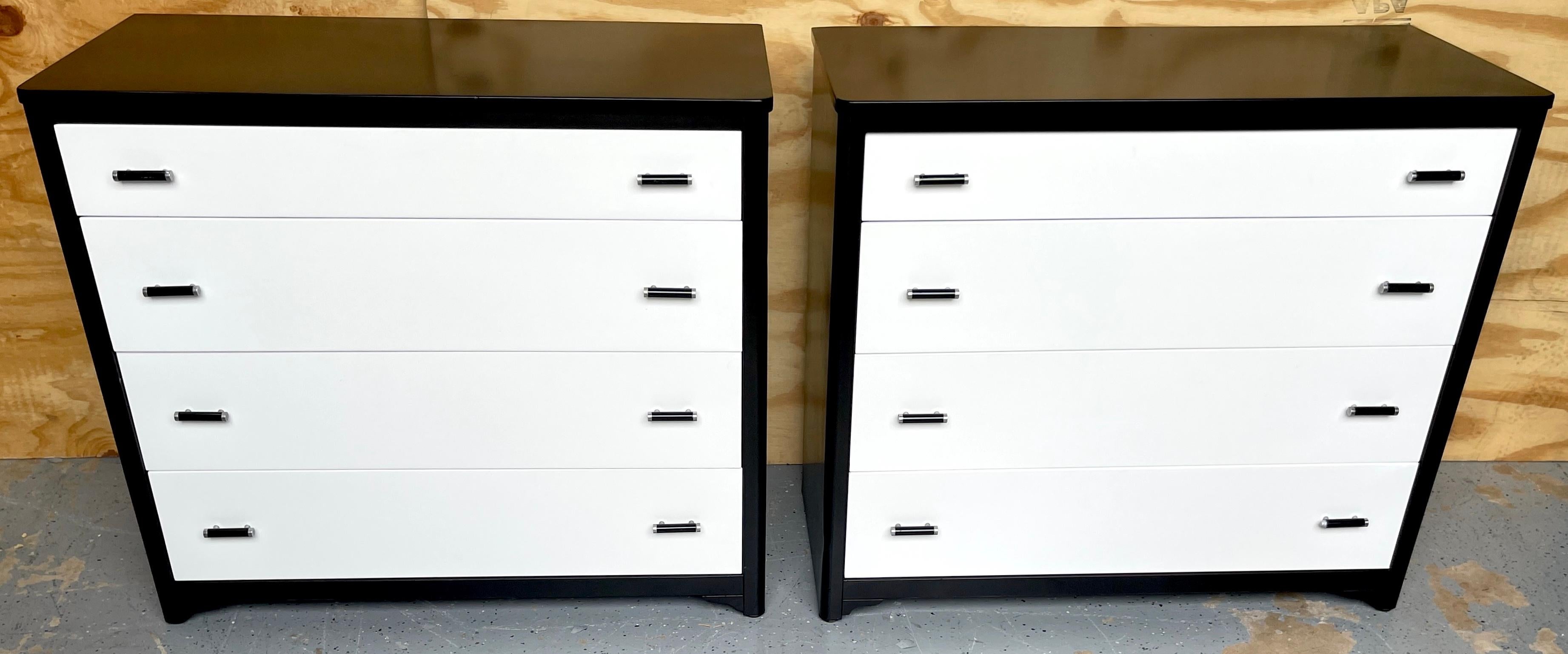Coppia di cassapanche Moderne in acciaio laccato bianco e nero di Norman Bel Geddes, USA, anni '40 circa, restaurate, 

Progettato da Norman Bel Geddes (1893 - 1958) noto designer teatrale e industriale americano.
Prodotto da Simmons Company
