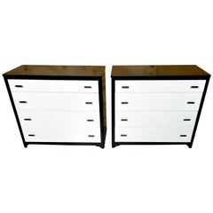 Paire de commodes modernes en acier laqué noir et blanc de Norman Bel Geddes, restaurées