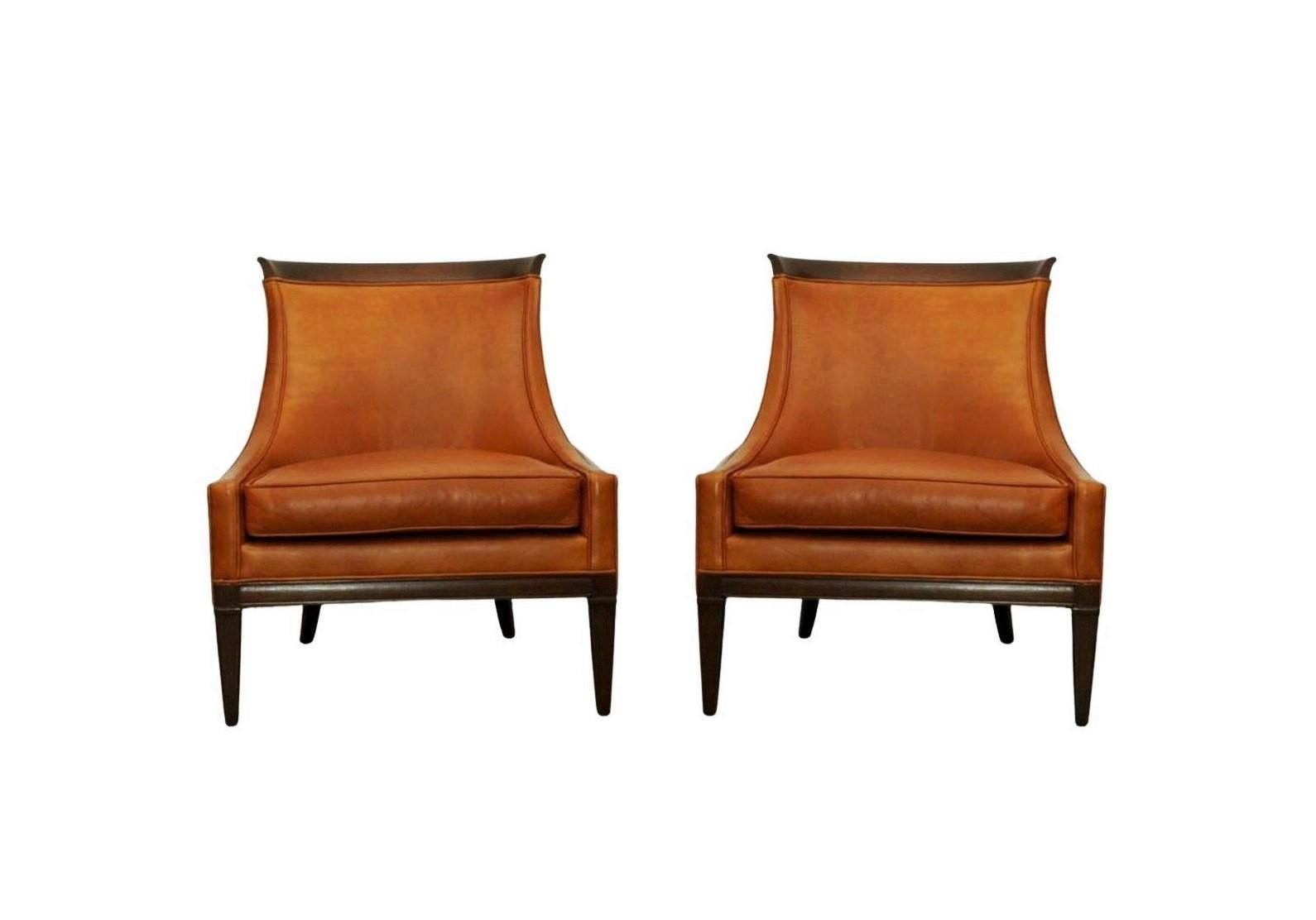 Ein hübsches Paar Pantoffelsessel, ca. 1960er Jahre. Jeder Stuhl wurde mit einem minimalistischen Ansatz entworfen und bietet perfekte Proportionen und Maßstäbe für Leichtigkeit und Komfort. Mit hoher Rückenlehne und armloser Silhouette, mit leicht