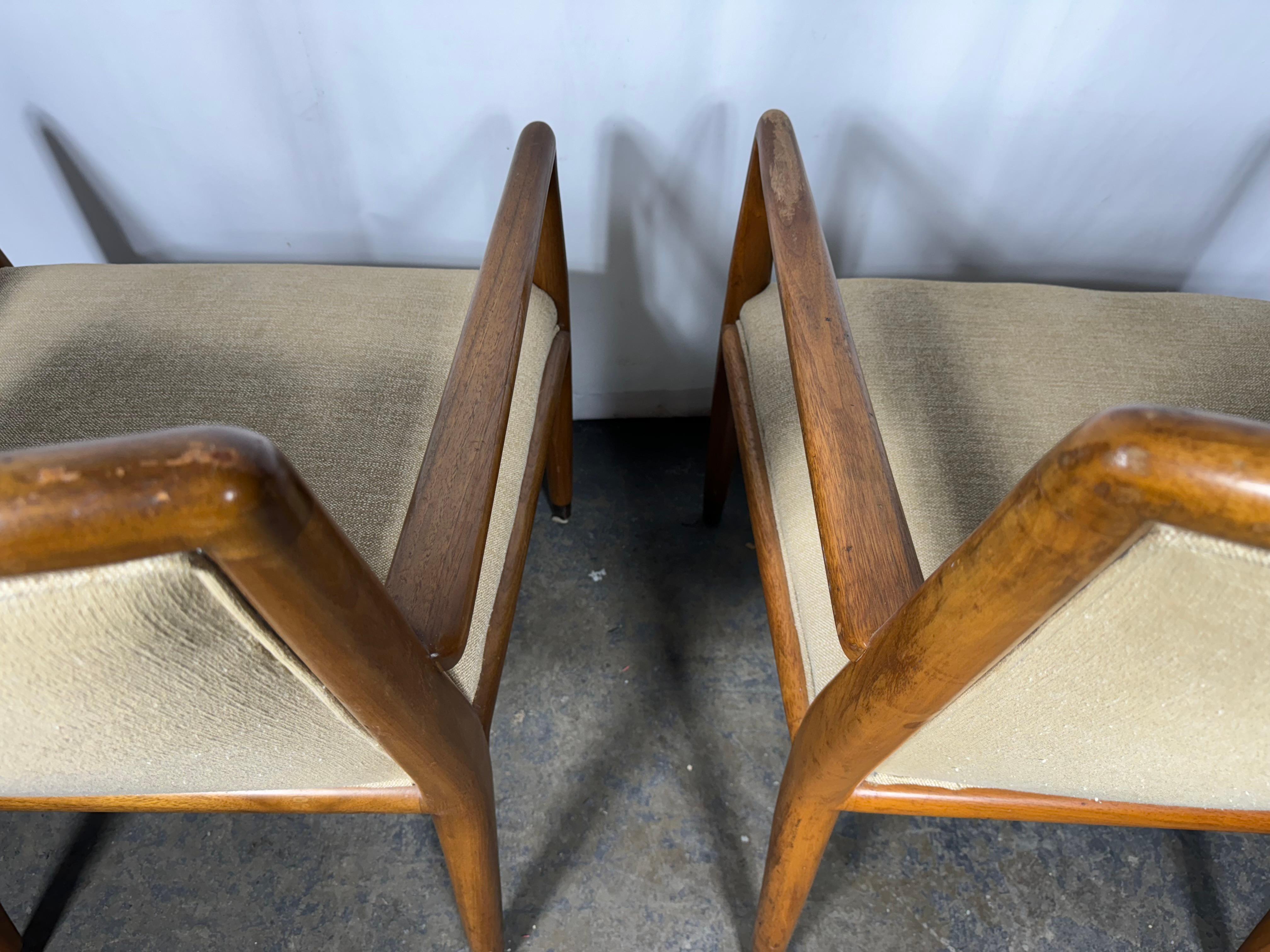 Tissu Paire de chaises longues modernistes attribuées à T.H. Robsjohn Gibbings / Widdicomb en vente