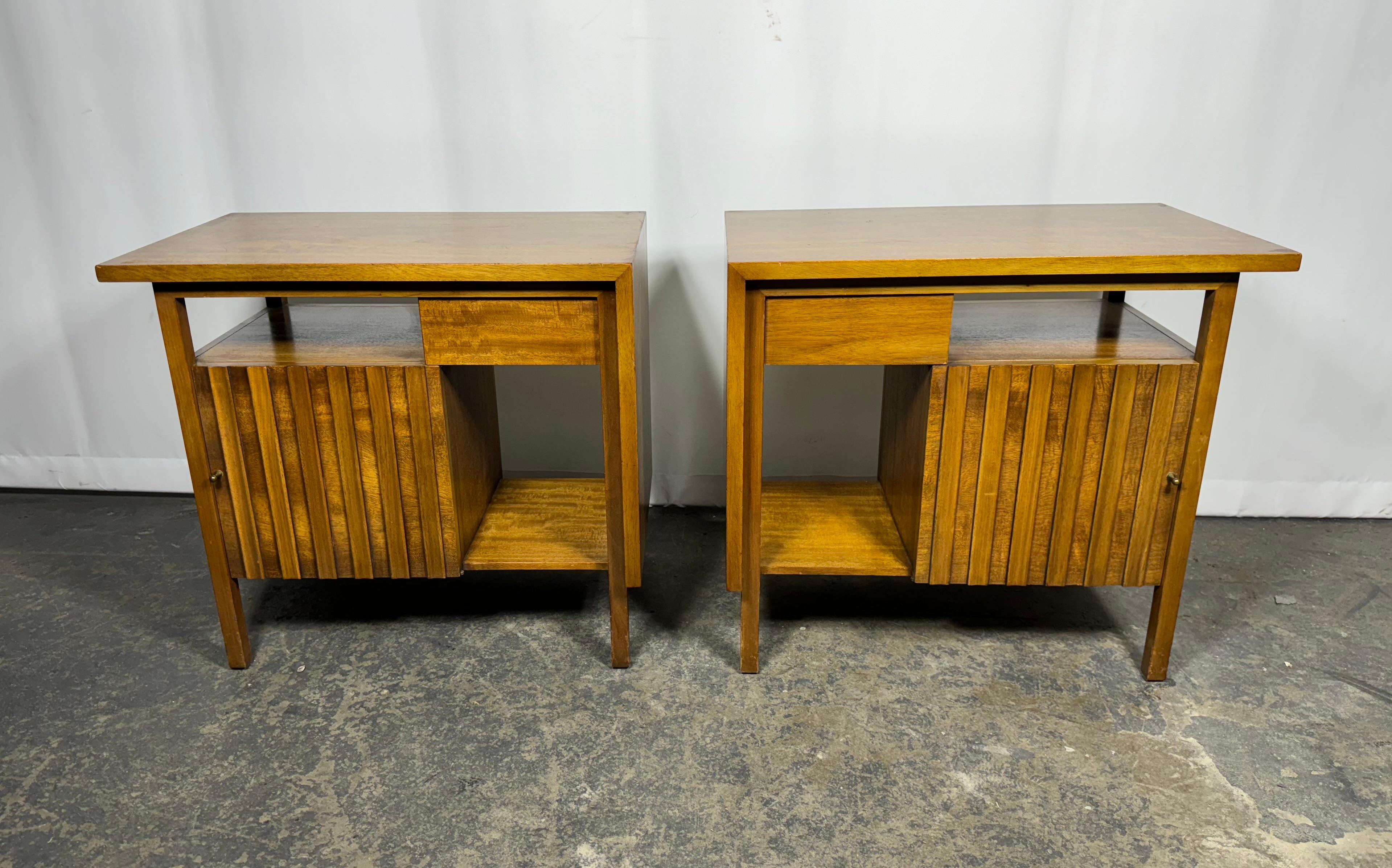 Paire de tables de nuit / tables d'appoint modernistes en noyer sculpté par John Widdicomb en vente 3