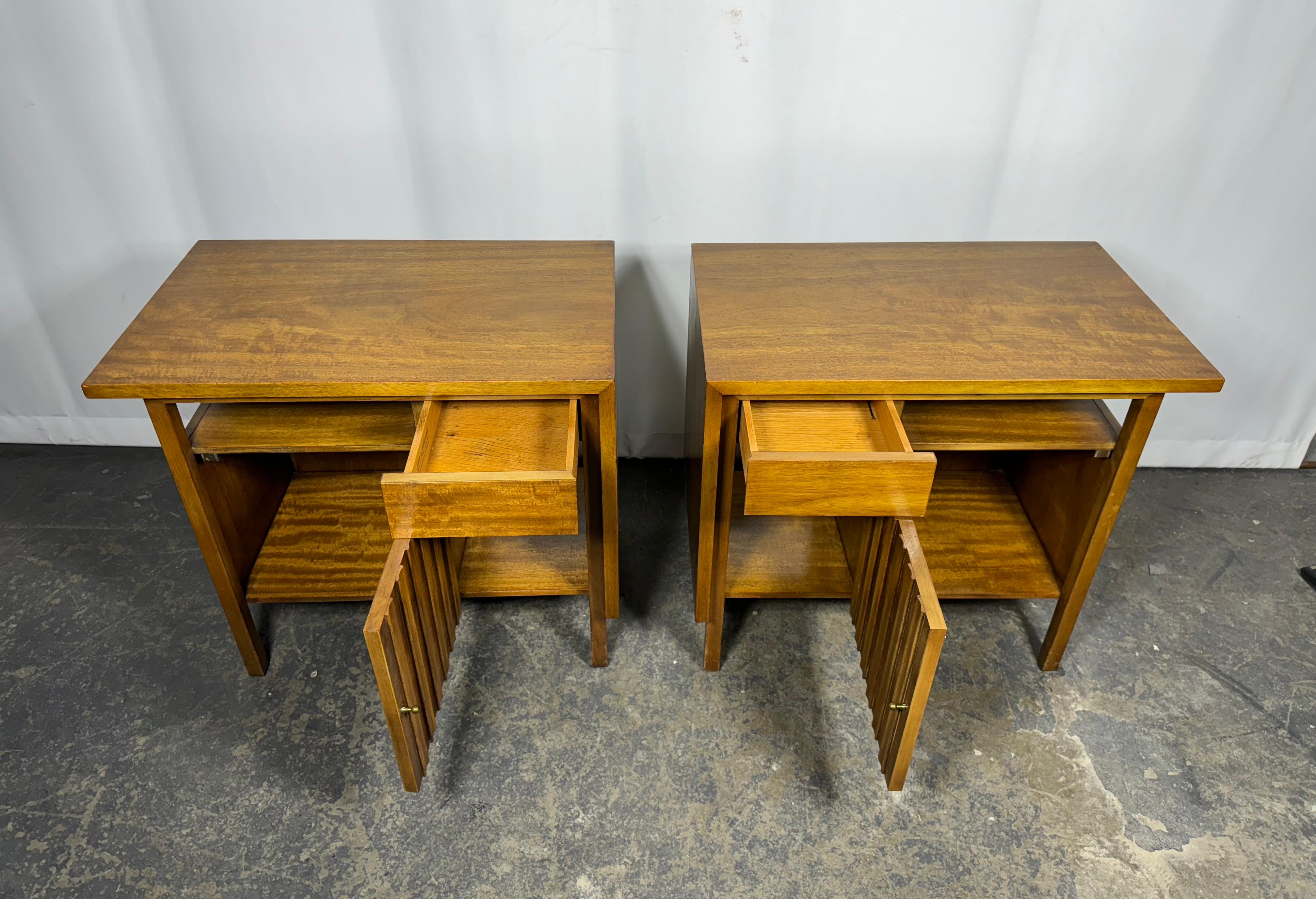 Une magnifique paire de tables de nuit ou de tables d'appoint modernistes. Milieu de siècle John Widdicomb  Tables de nuit en noyer sculpté avec poignées en laiton. Rangement et tiroir
USA, Circa 1950s
Les tables de nuit sont finies à l'arrière et