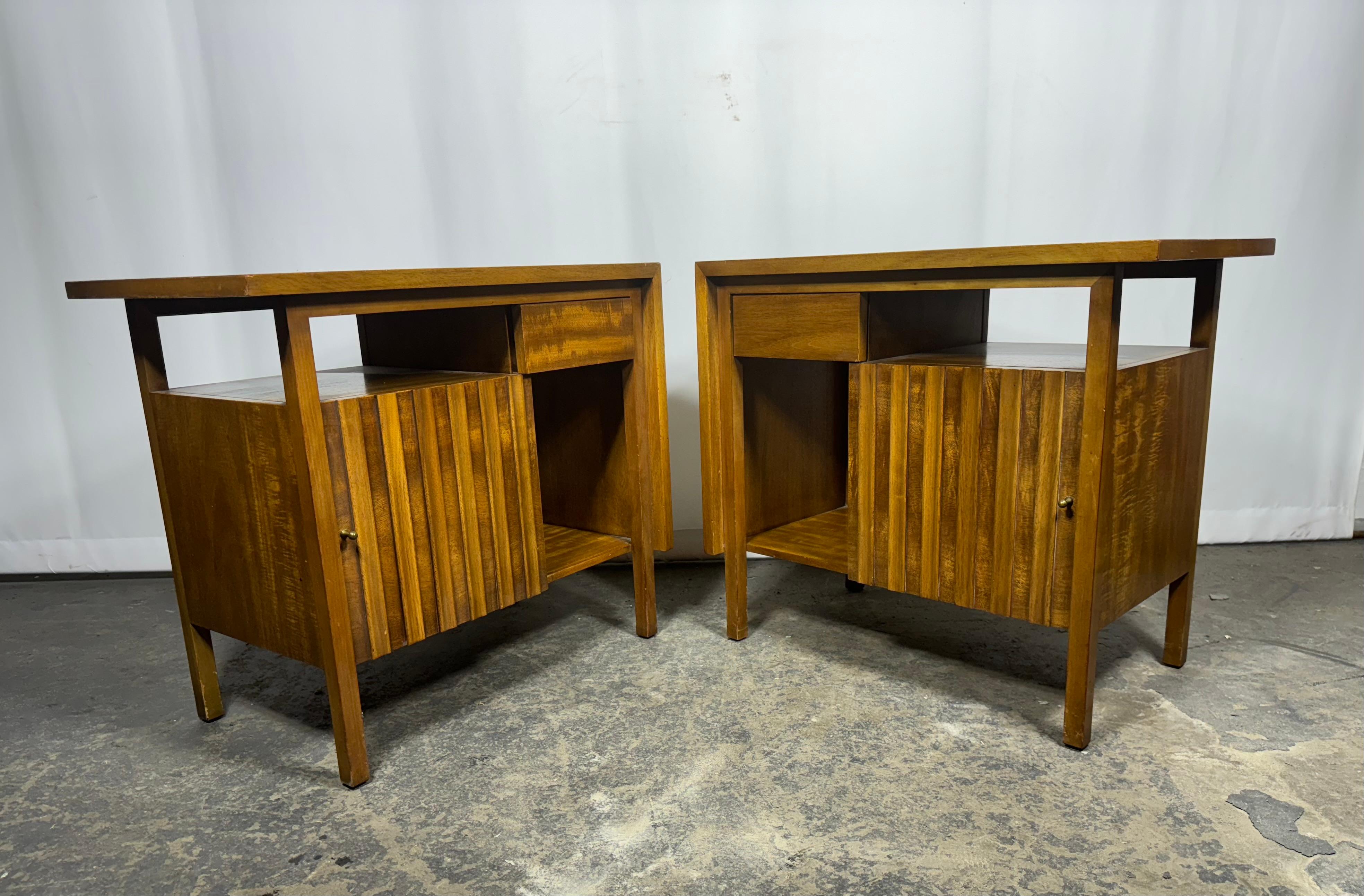 Mid-Century Modern Paire de tables de nuit / tables d'appoint modernistes en noyer sculpté par John Widdicomb en vente