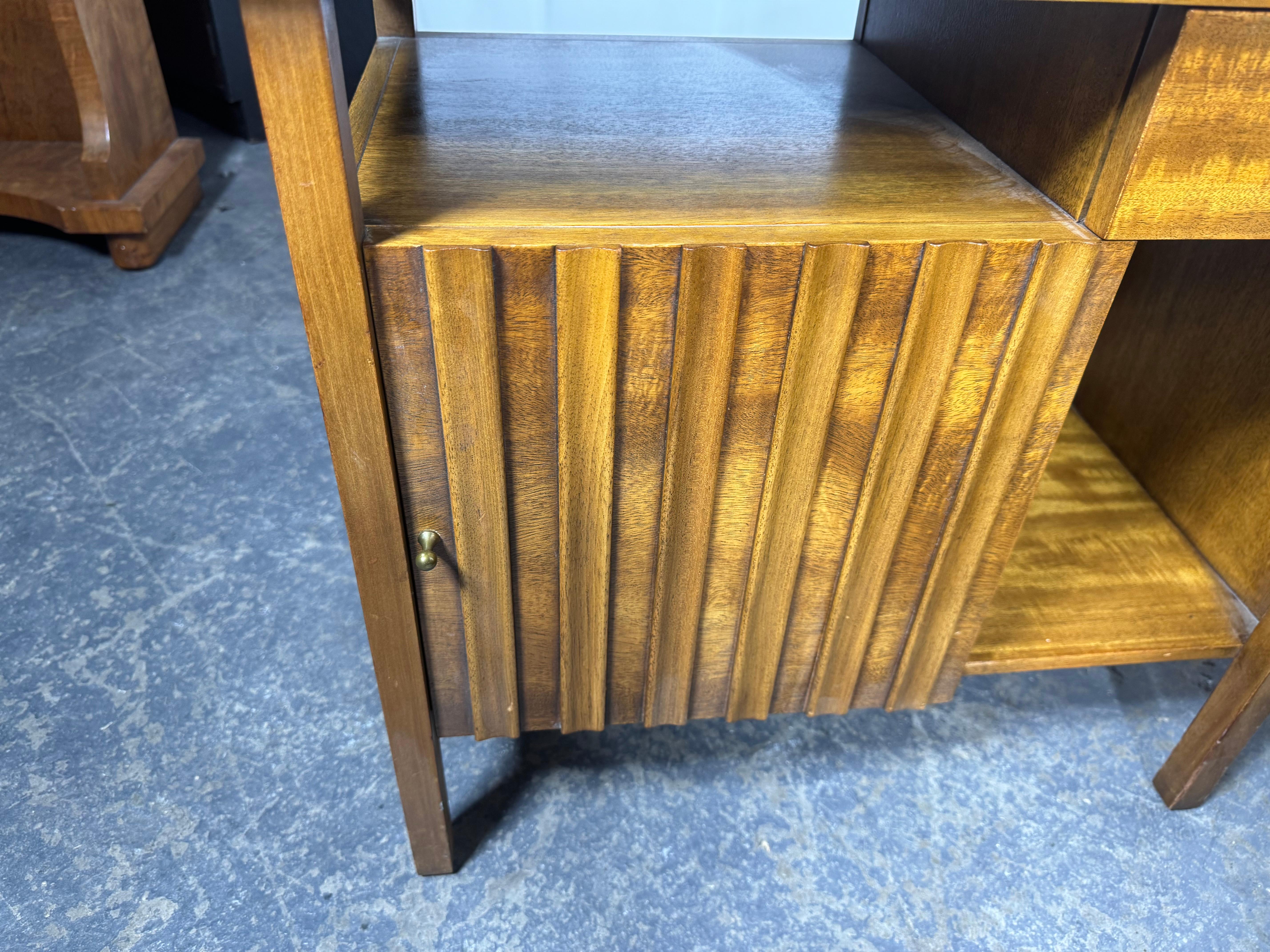 Américain Paire de tables de nuit / tables d'appoint modernistes en noyer sculpté par John Widdicomb en vente