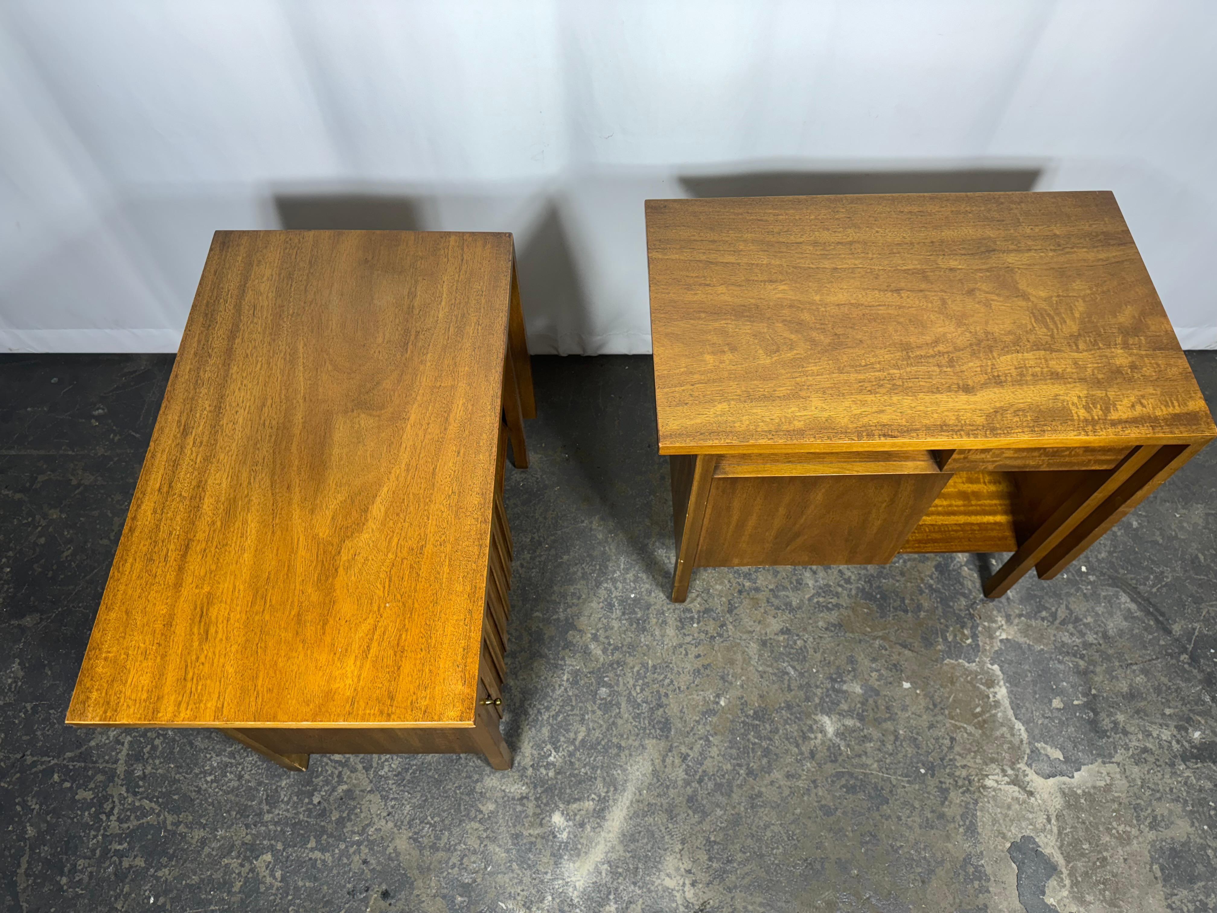 Paire de tables de nuit / tables d'appoint modernistes en noyer sculpté par John Widdicomb Bon état - En vente à Buffalo, NY