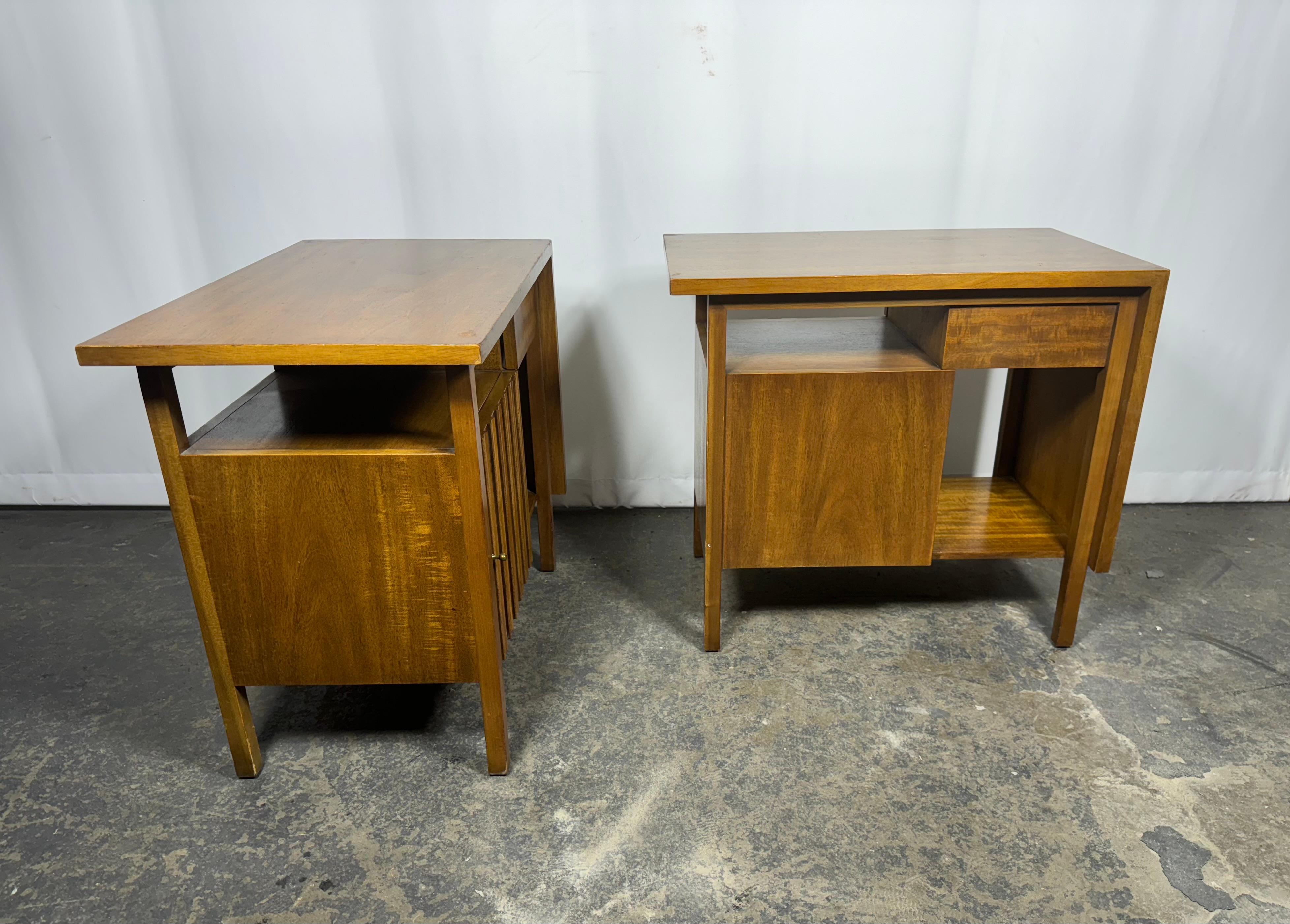 Milieu du XXe siècle Paire de tables de nuit / tables d'appoint modernistes en noyer sculpté par John Widdicomb en vente
