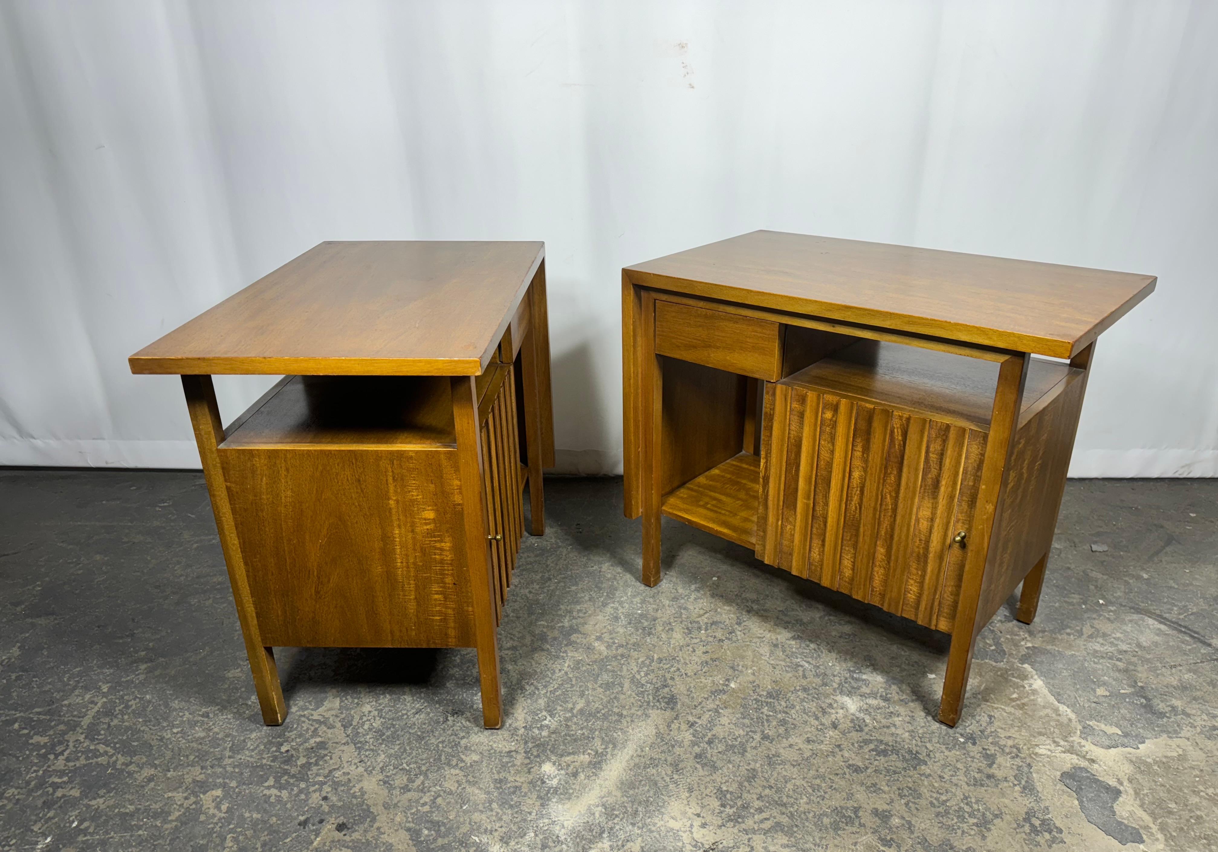 Laiton Paire de tables de nuit / tables d'appoint modernistes en noyer sculpté par John Widdicomb en vente