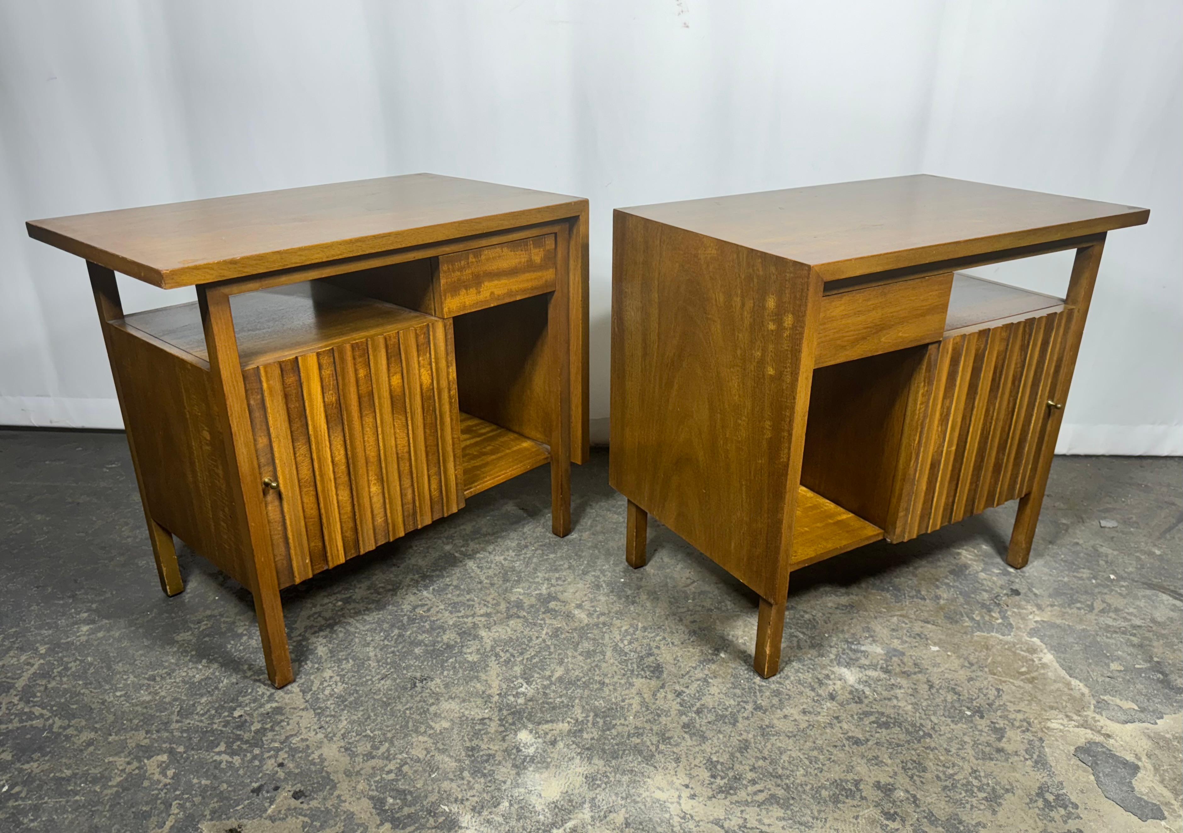 Paire de tables de nuit / tables d'appoint modernistes en noyer sculpté par John Widdicomb en vente 1
