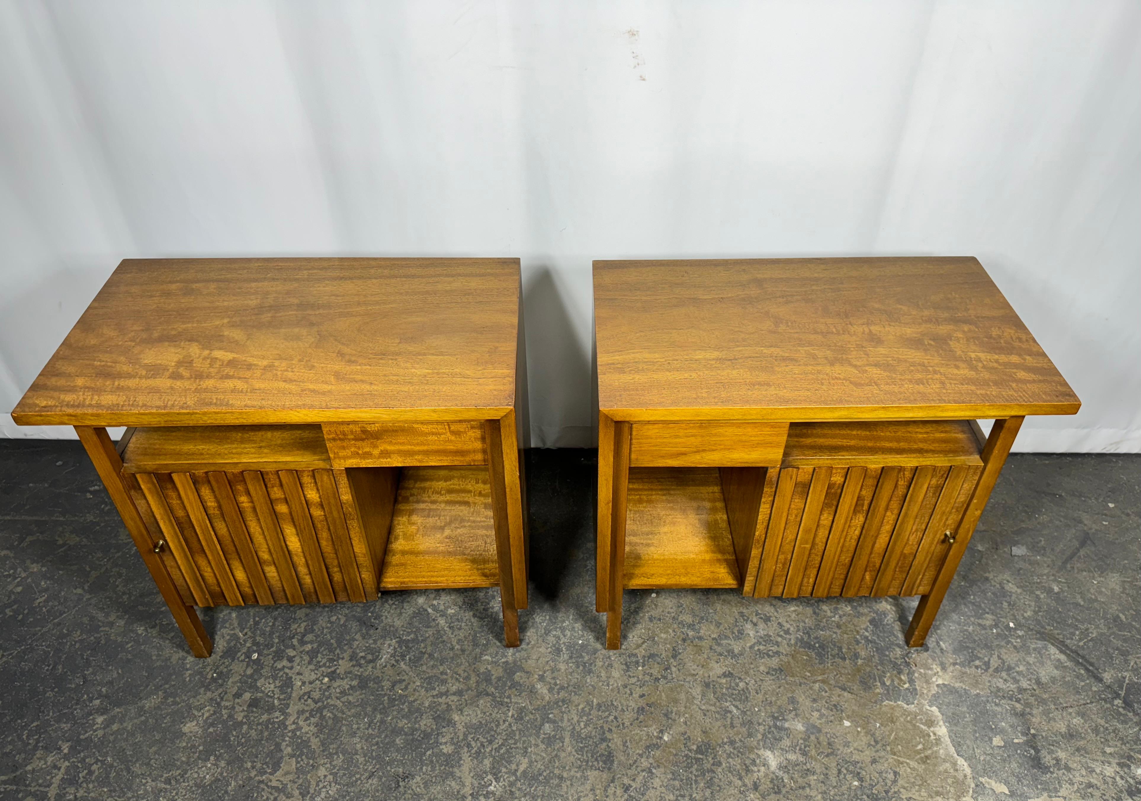 Paire de tables de nuit / tables d'appoint modernistes en noyer sculpté par John Widdicomb en vente 2