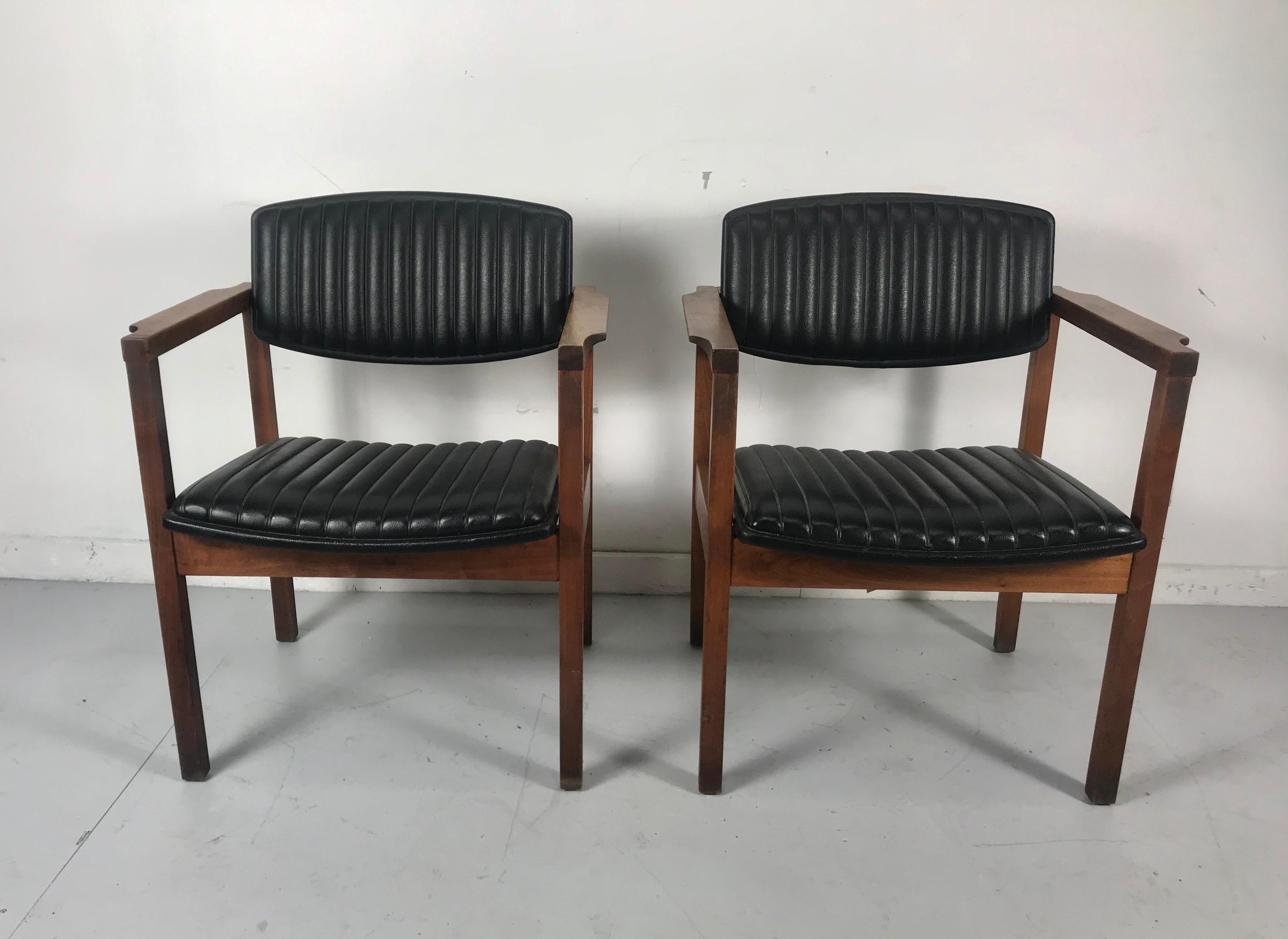 Mid-Century Modern Pair Modernist Walnut and Channeled Naugahyde Lounge Chairs Attr. to Jens Risom For Sale