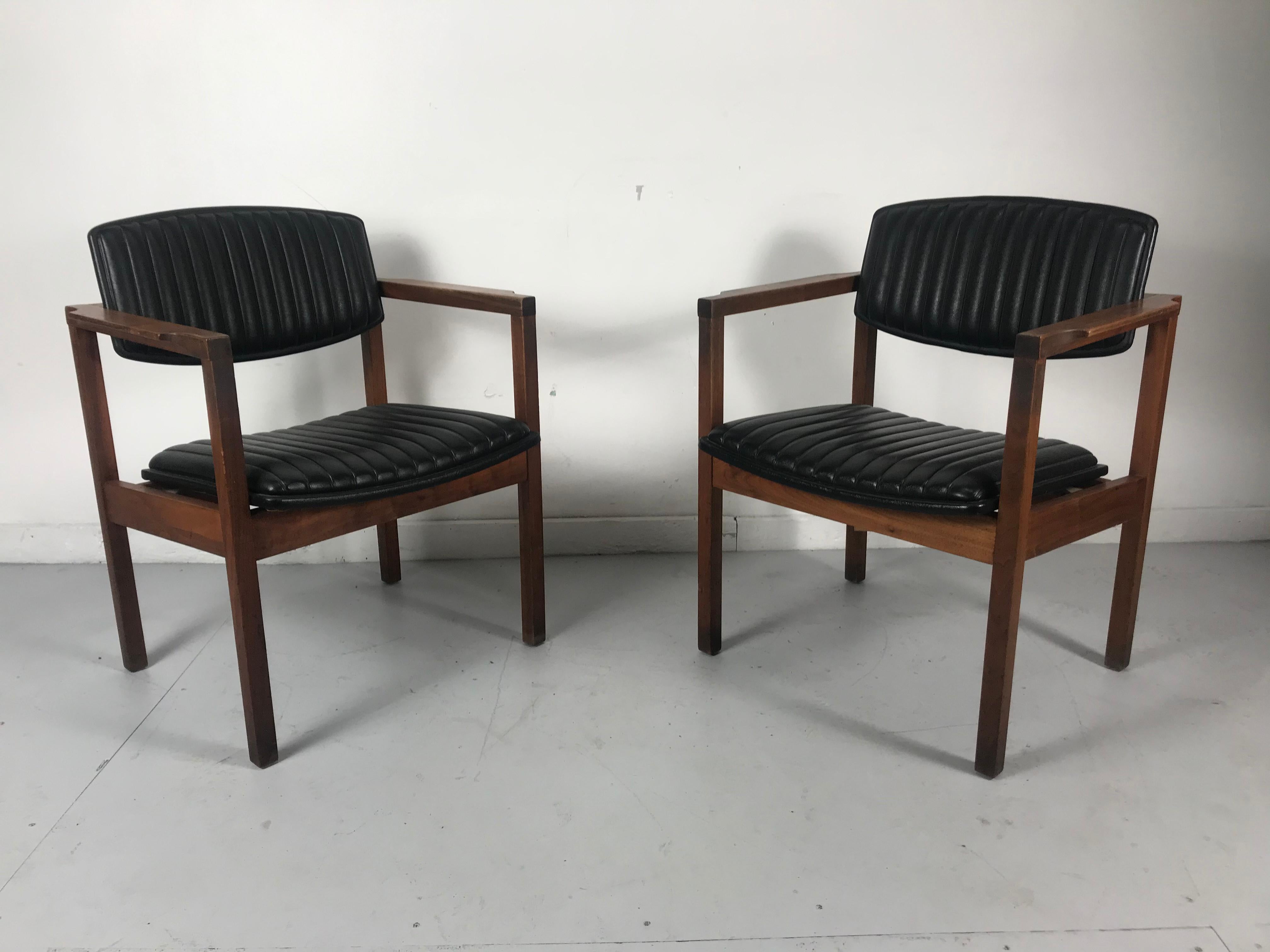 Pair Modernist Walnut and Channeled Naugahyde Lounge Chairs Attr. to Jens Risom In Good Condition For Sale In Buffalo, NY
