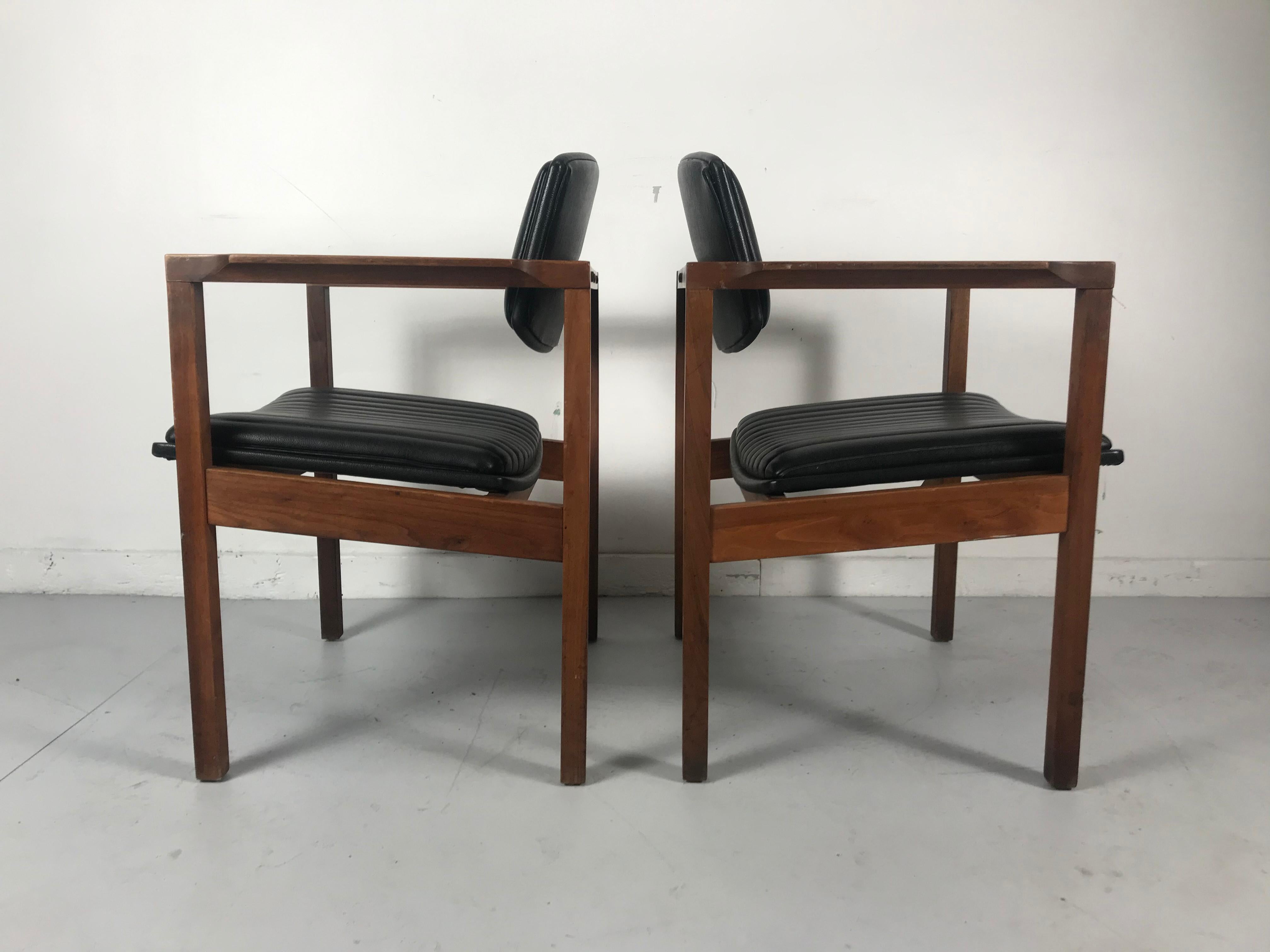 Mid-20th Century Pair Modernist Walnut and Channeled Naugahyde Lounge Chairs Attr. to Jens Risom For Sale