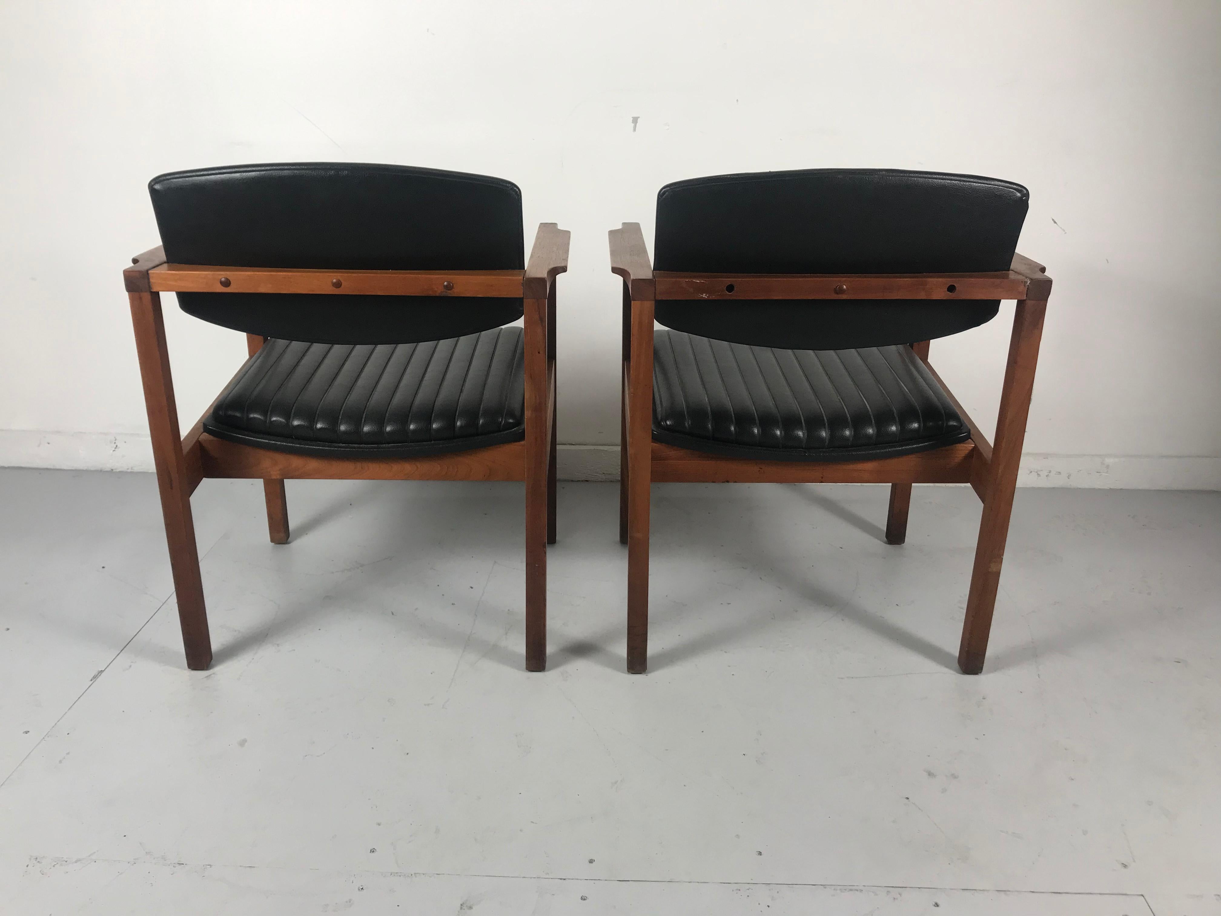 Pair Modernist Walnut and Channeled Naugahyde Lounge Chairs Attr. to Jens Risom For Sale 1