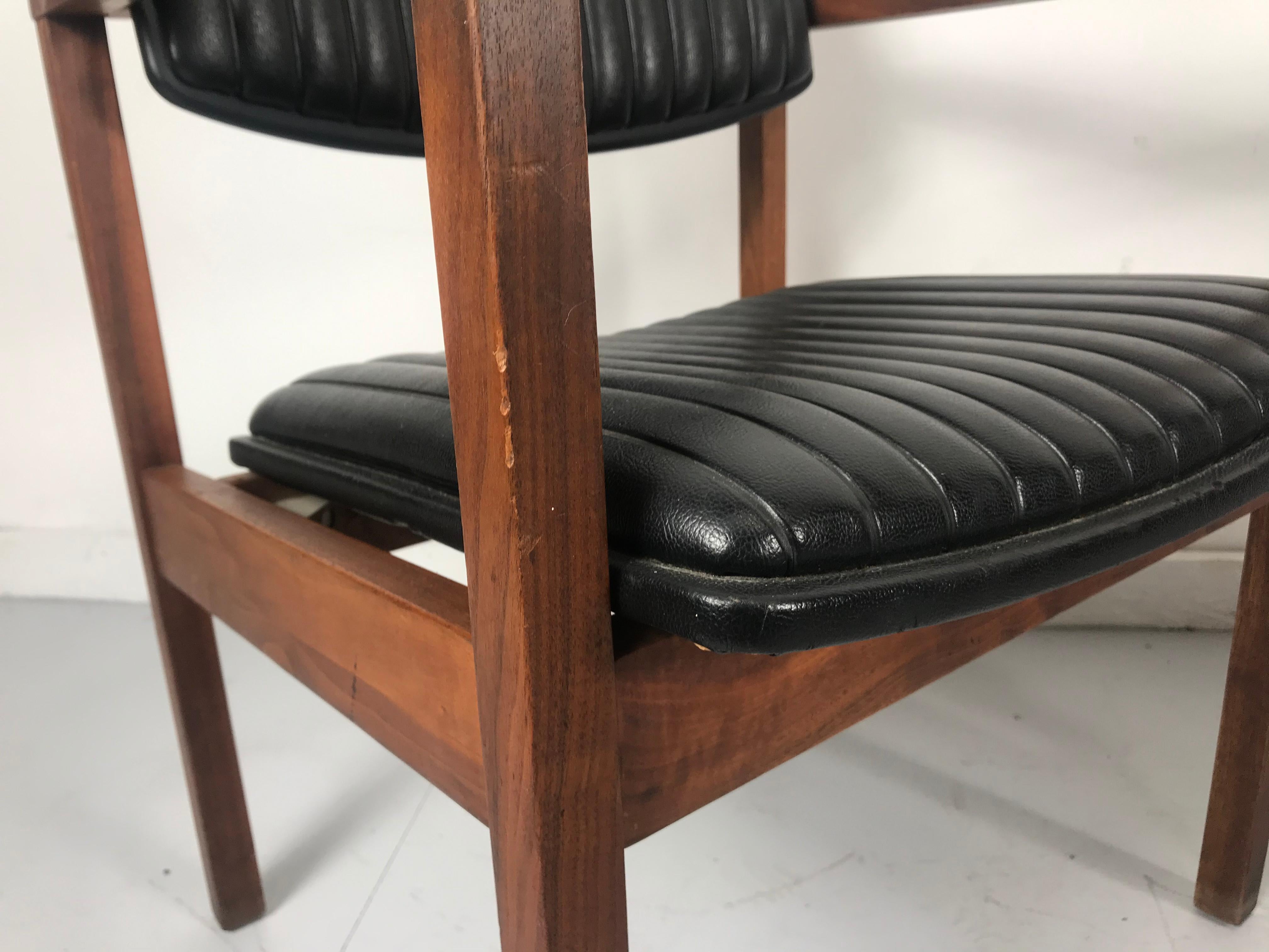 Pair Modernist Walnut and Channeled Naugahyde Lounge Chairs Attr. to Jens Risom For Sale 3