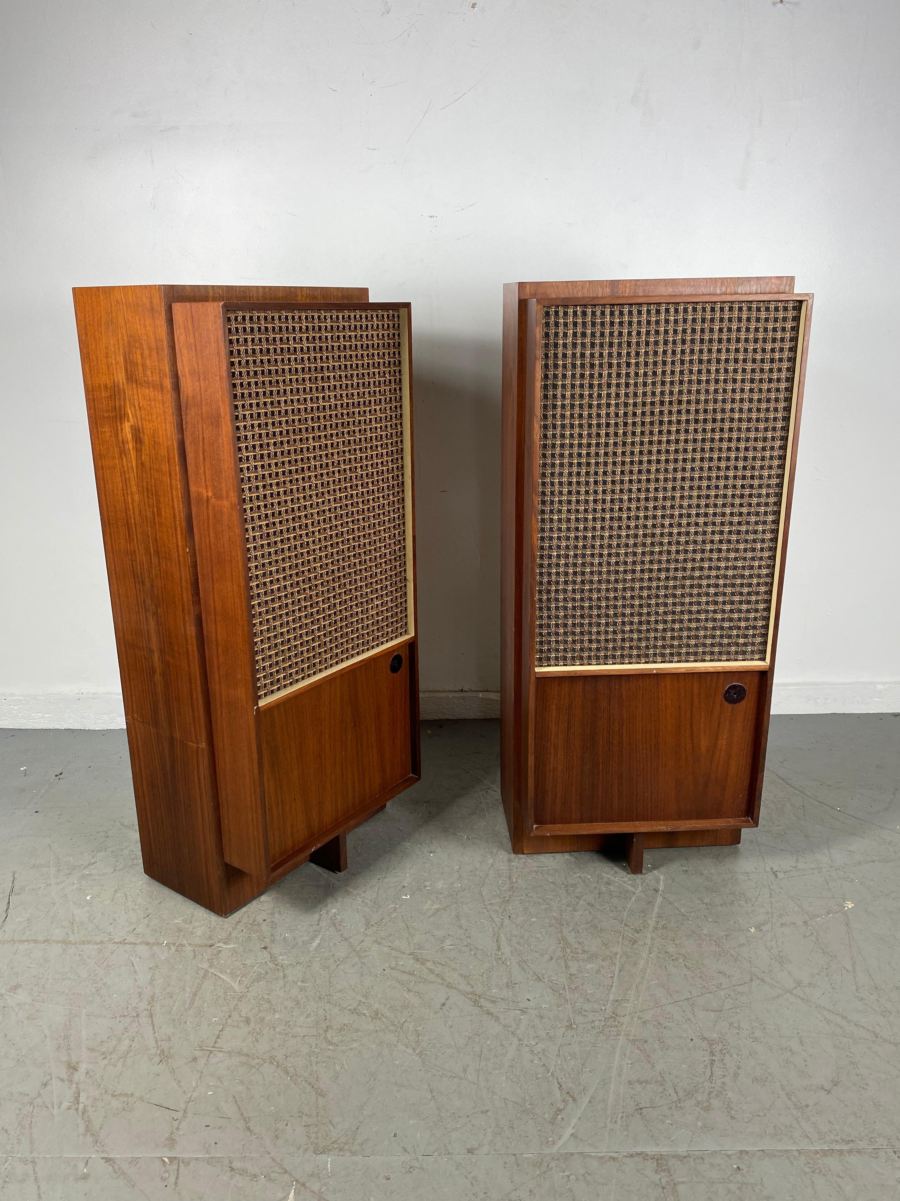 Paire d'enceintes audio modernistes en noyer par Bozak, design de Frank Lloyd Wright Bon état - En vente à Buffalo, NY