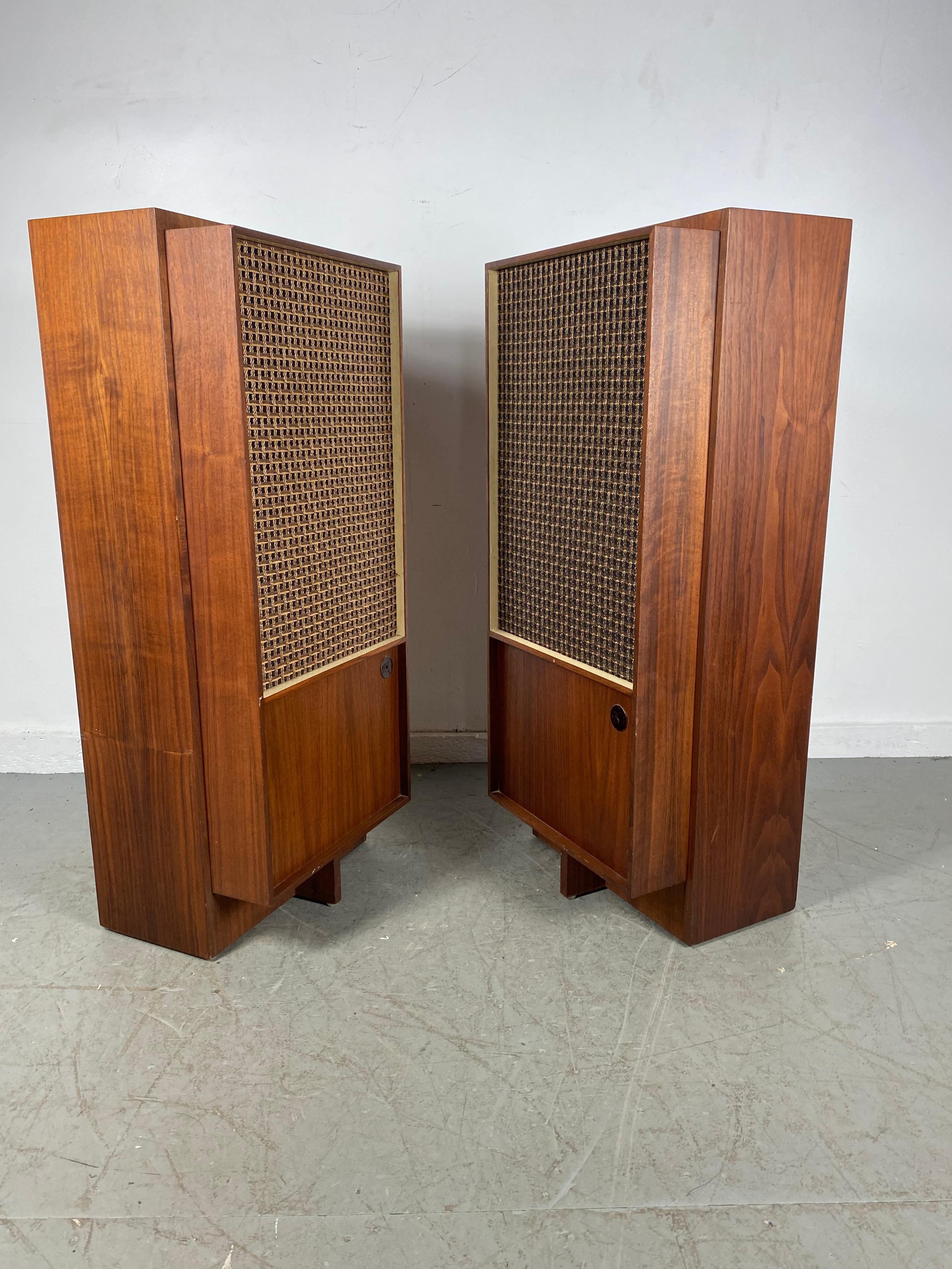 Mid-Century Modern Pair Modernist Walnut Audio Speakers by Bozak, Frank Lloyd Wright Design For Sale