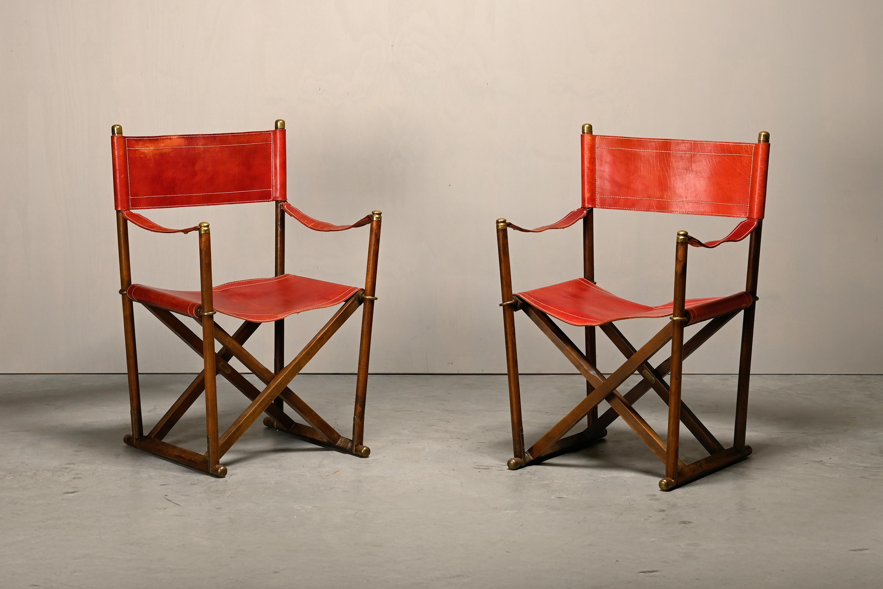 Paire de chaises pliantes de belle facture (modèle MK-16) d'après le design de Mogens Koch. Ces exemplaires ont été fabriqués par Valmazan, en Espagne, et présentent un cadre en chêne teinté avec des détails en laiton et un rembourrage et des
