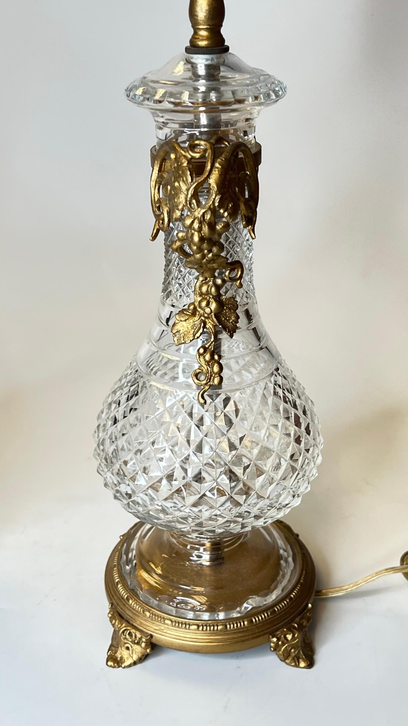 Paire de lampes de table en verre moulé et bronze doré en vente 3